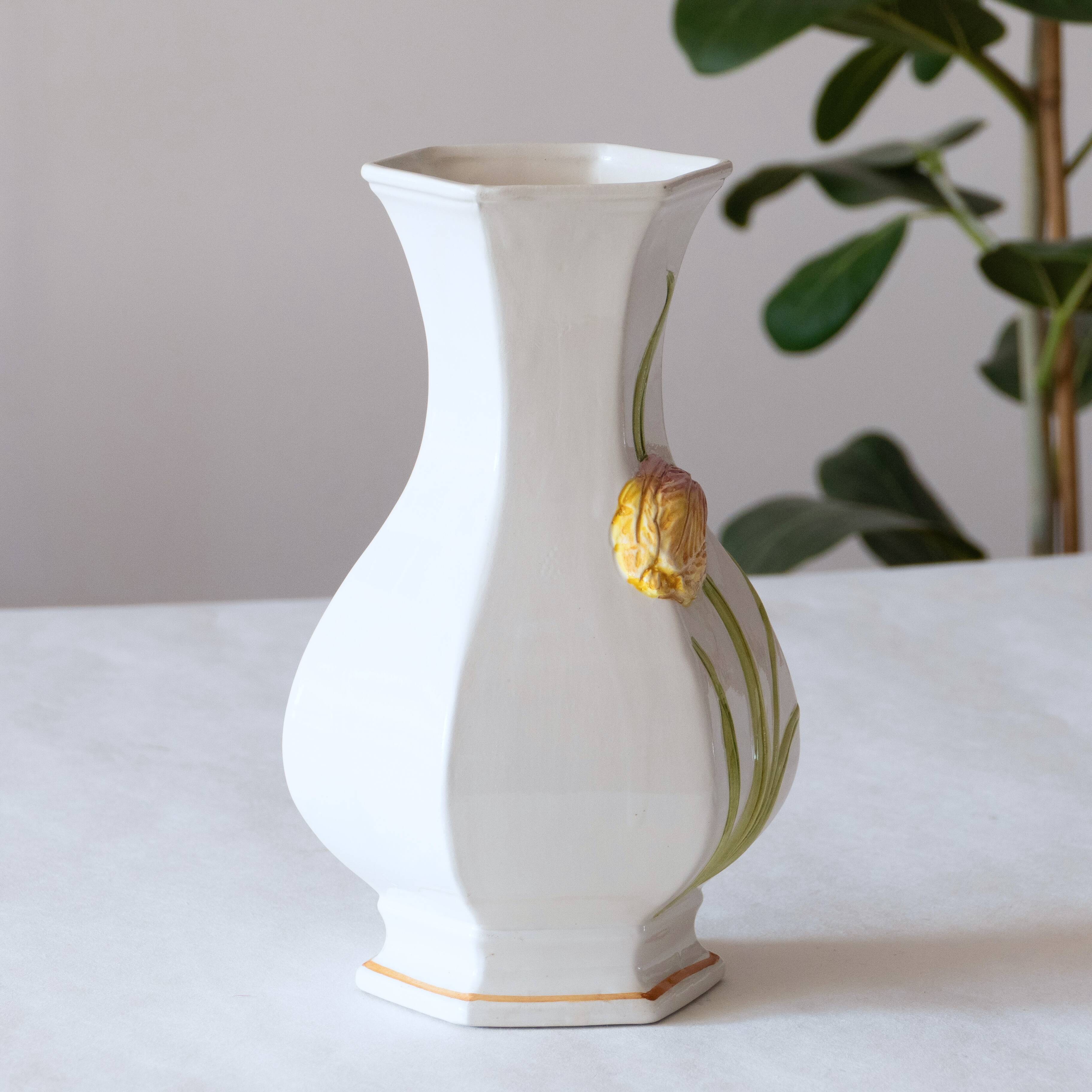 Vase vintage en barbotine tulipe signé Bassano