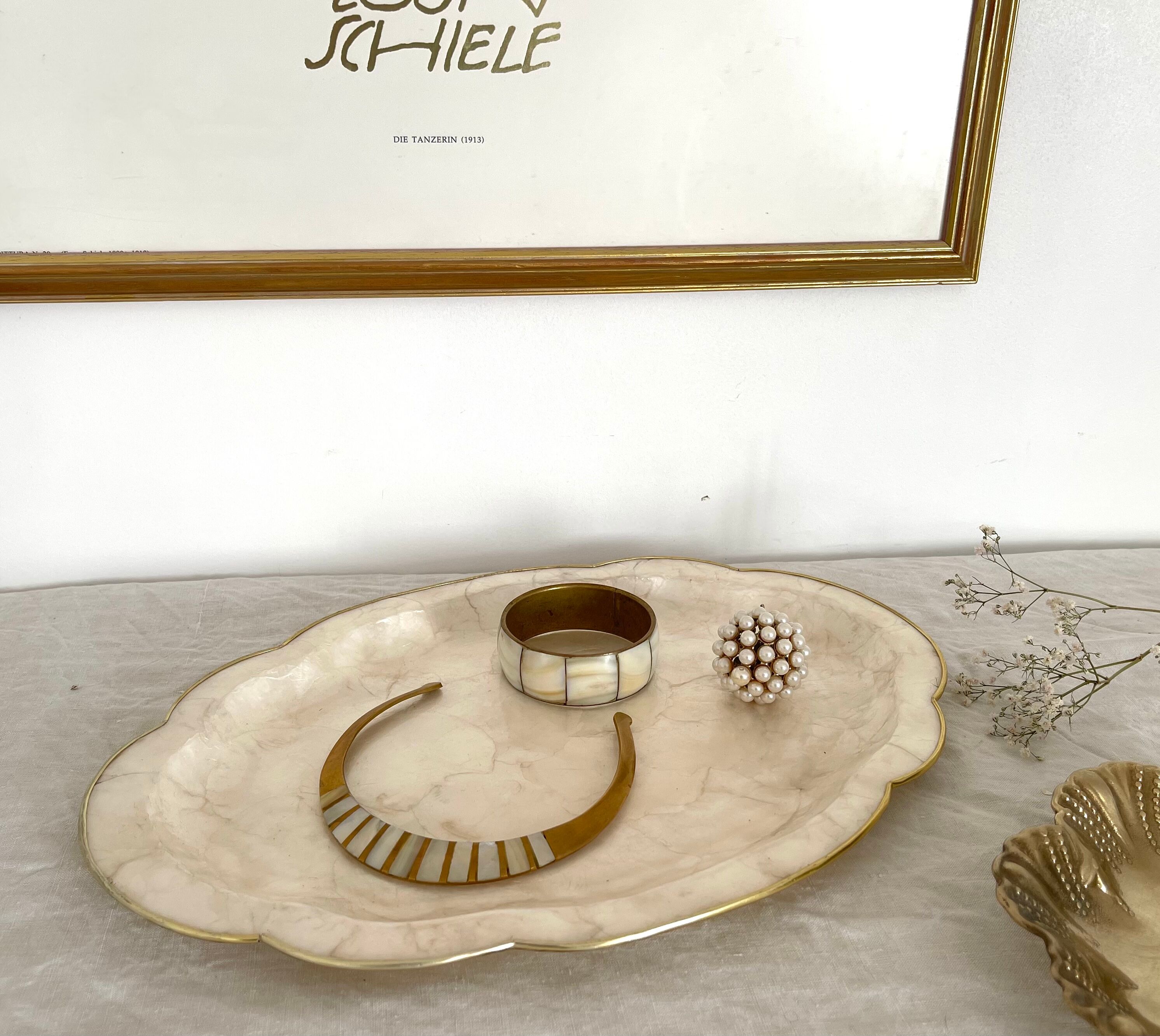 Dish in mother-of-pearl and brass