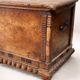 Coffre ancien en bois sculpté