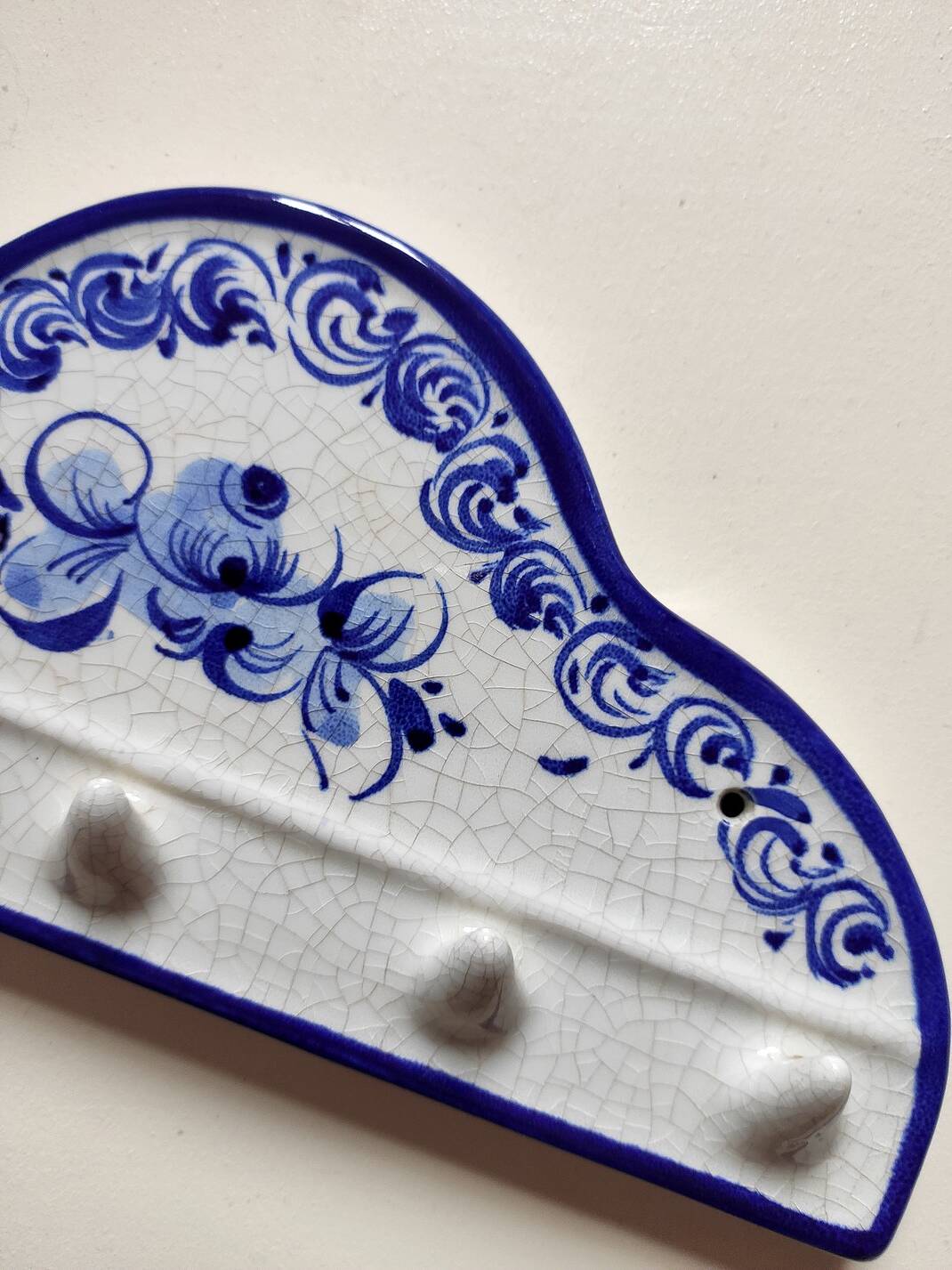 Cracked ceramic jewelry holder