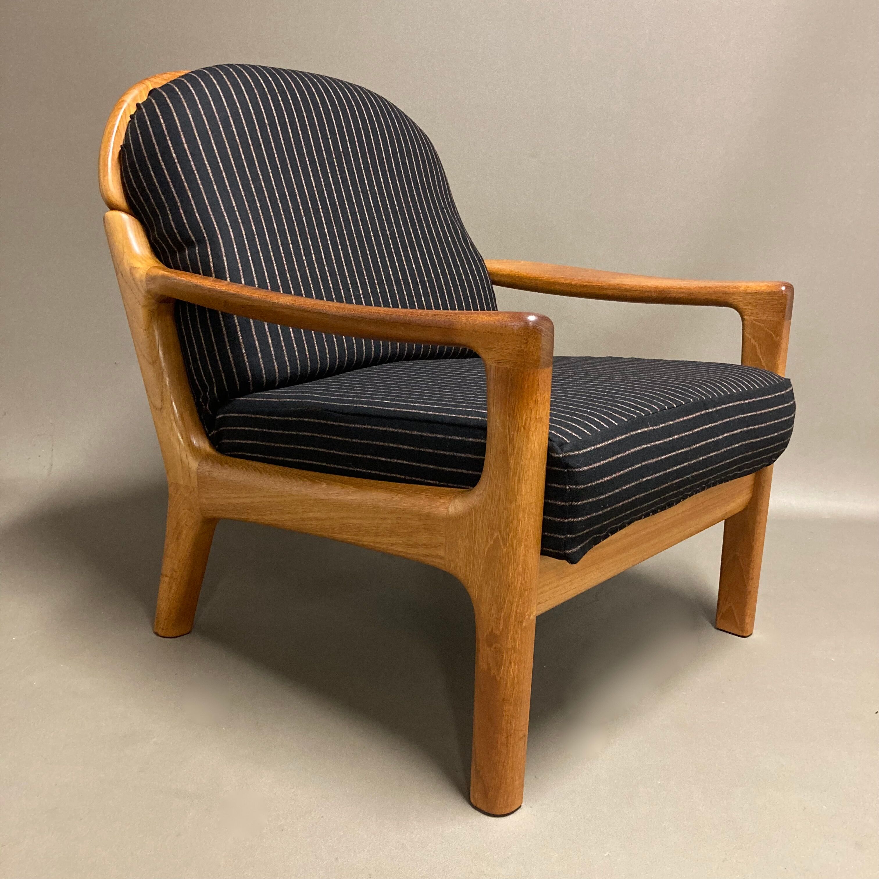 Fauteuil noir 1960 avec son estampille scandinave.