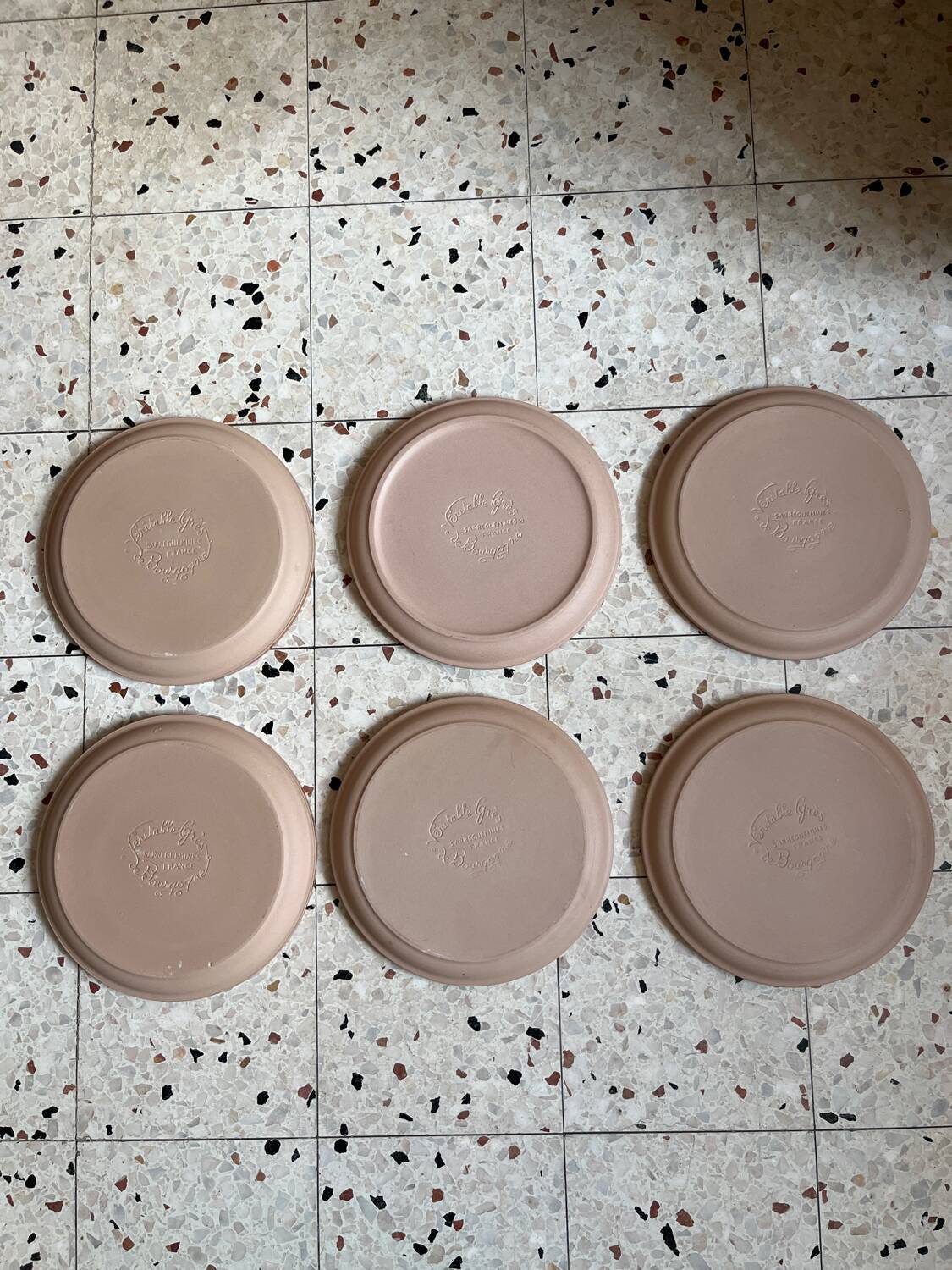 6 assiettes plates en grès