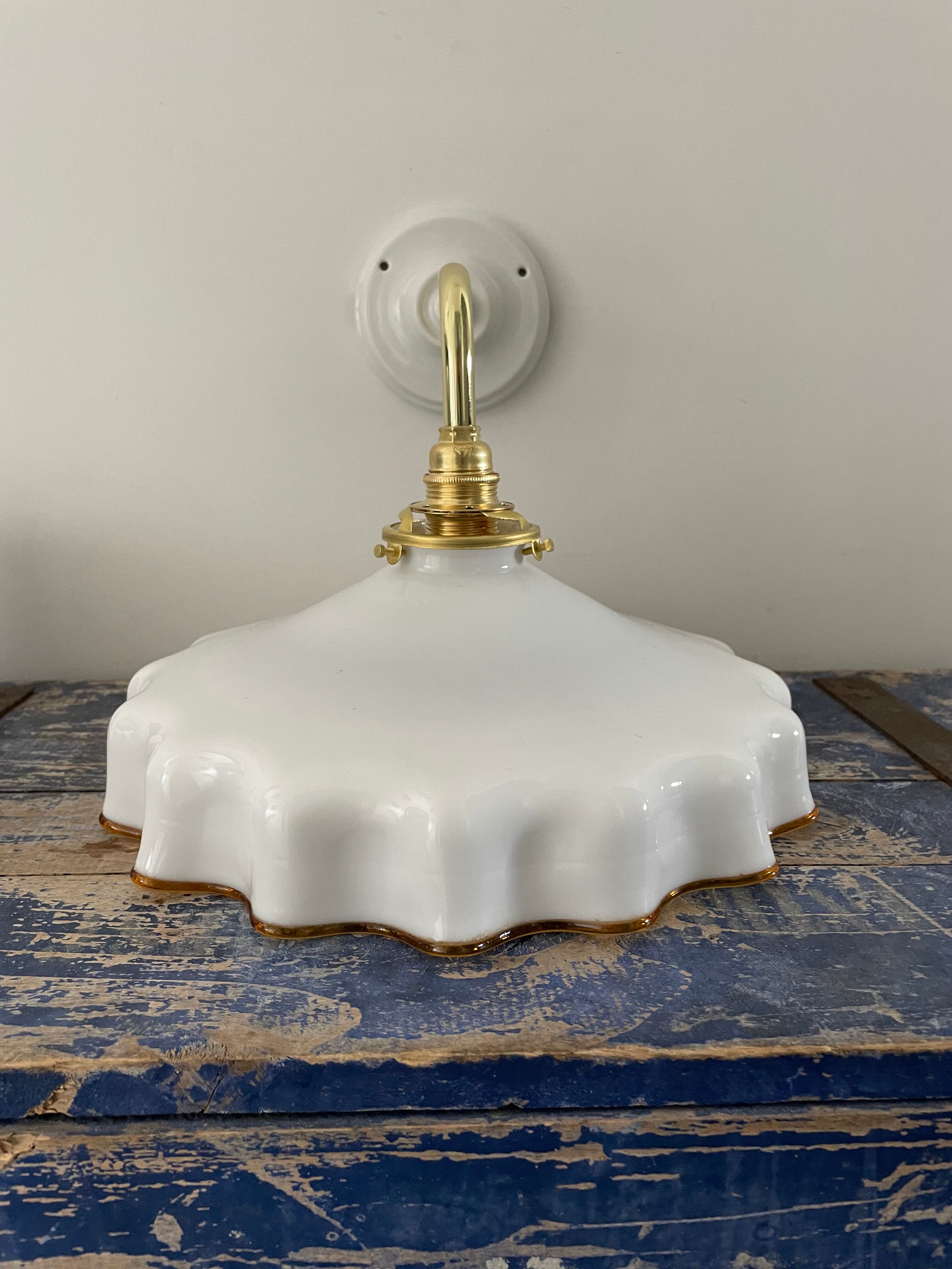 Applique vintage en opaline blanche