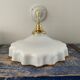 Applique vintage en opaline blanche