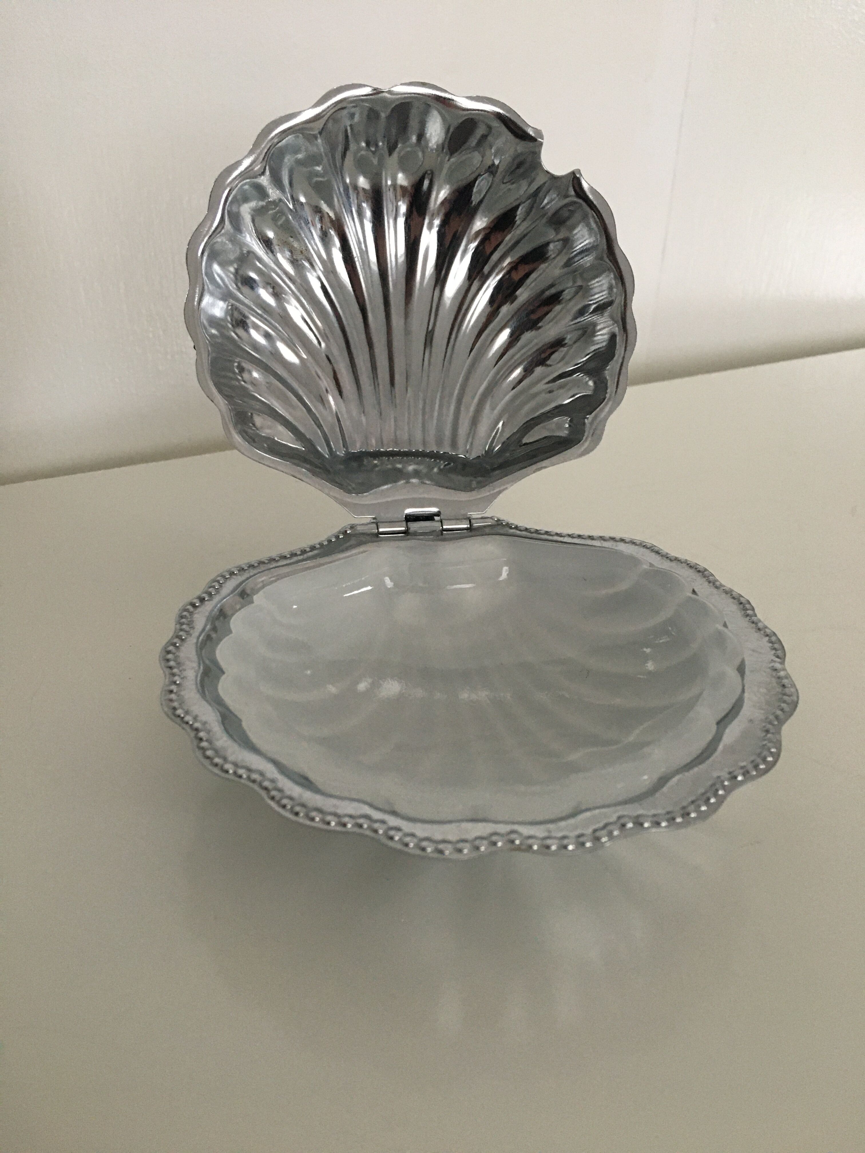 Empty chrome metal pockets shape scallops