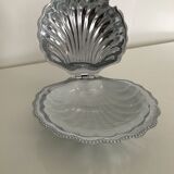 Empty chrome metal pockets shape scallops