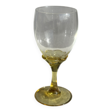 Set of 6 vintage yellow stemmed glasses: consisting of 4 large and 2 small.