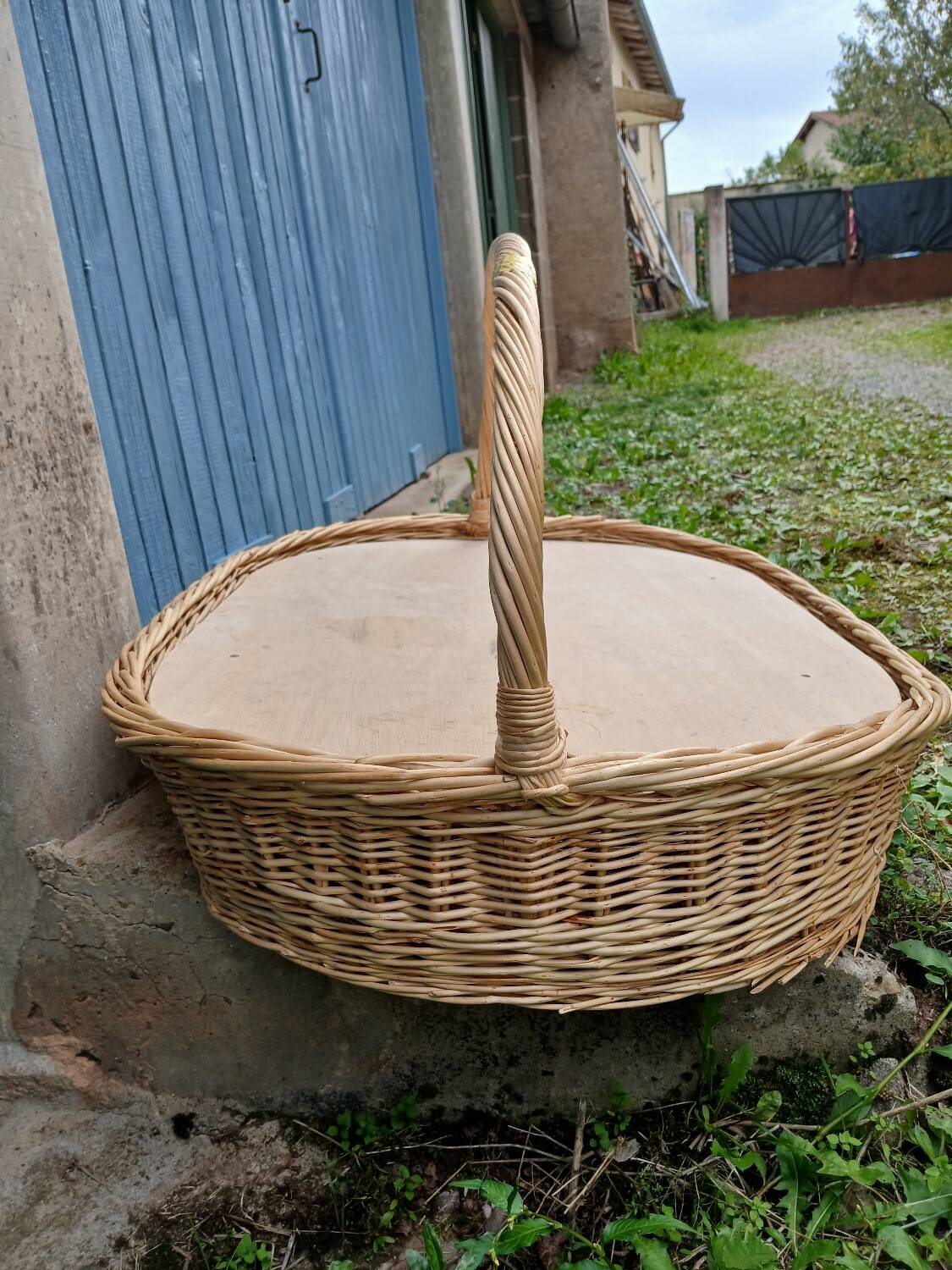 Wicker pastry basket