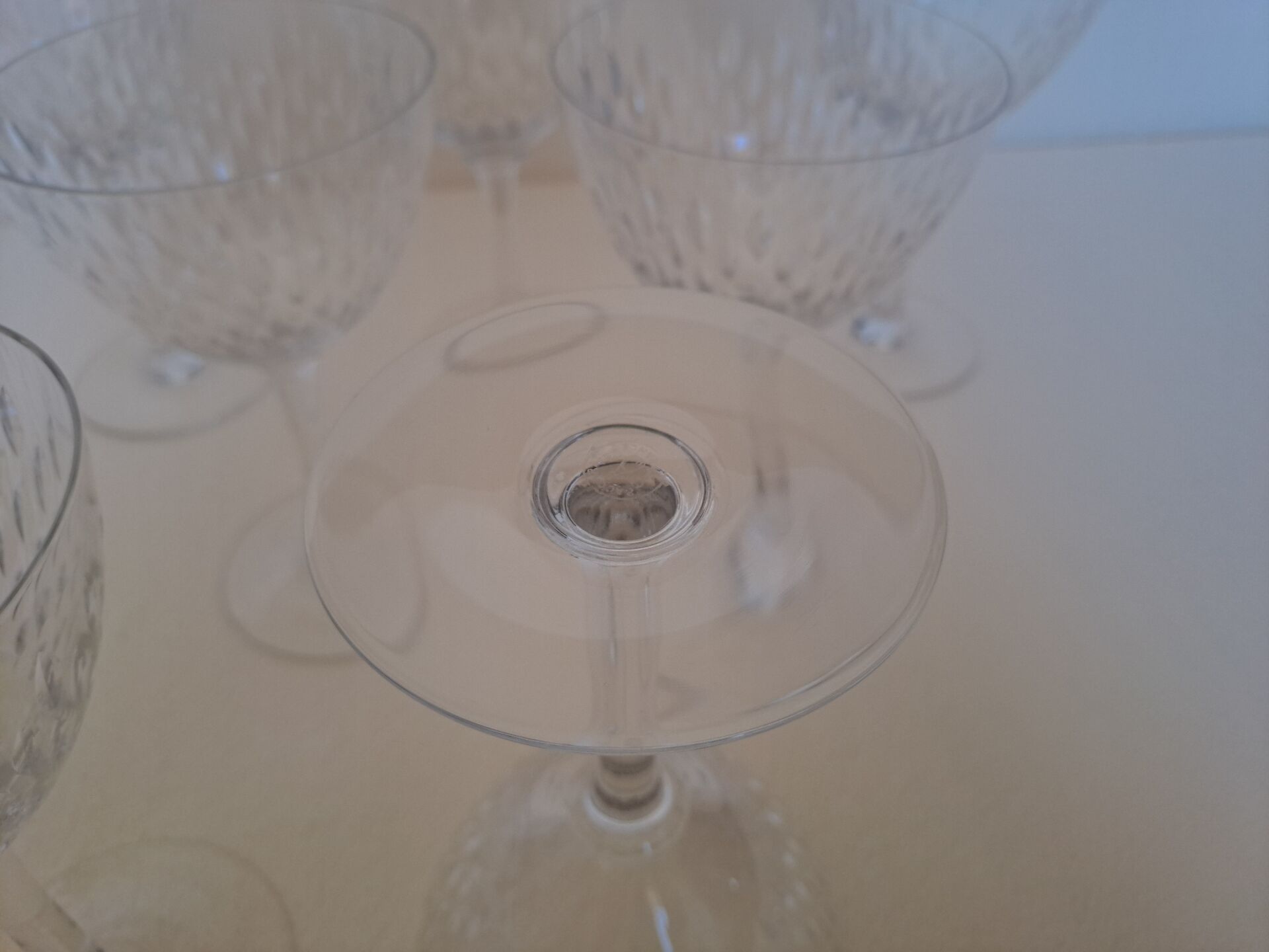 9 crystal water glasses from Baccarat Magenta Grain De Riz, height 15.5 cm.