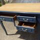 Bureau peint en bleu