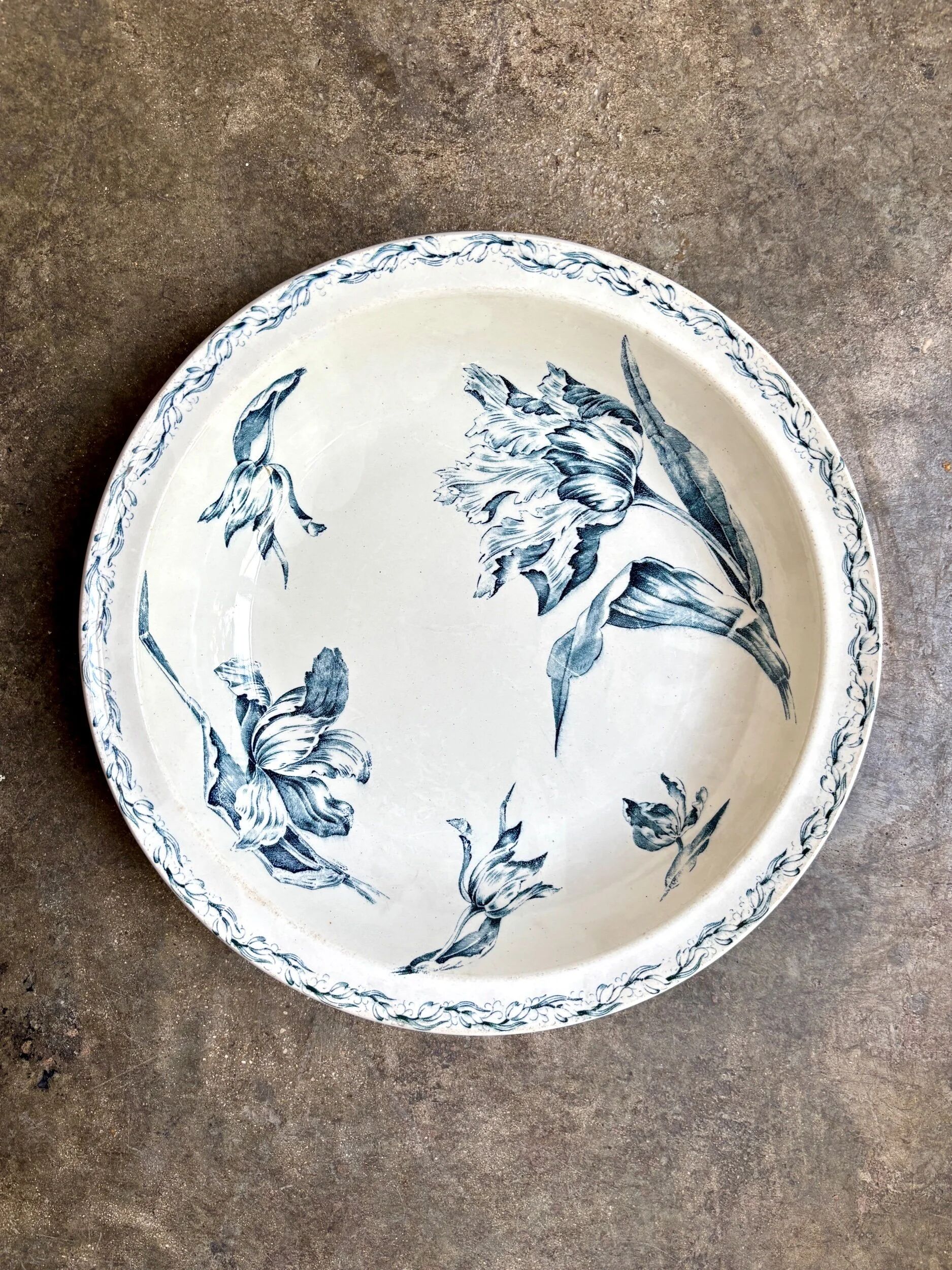 Shallow round plate Lunéville in blue ironstone, "Tulip" service.