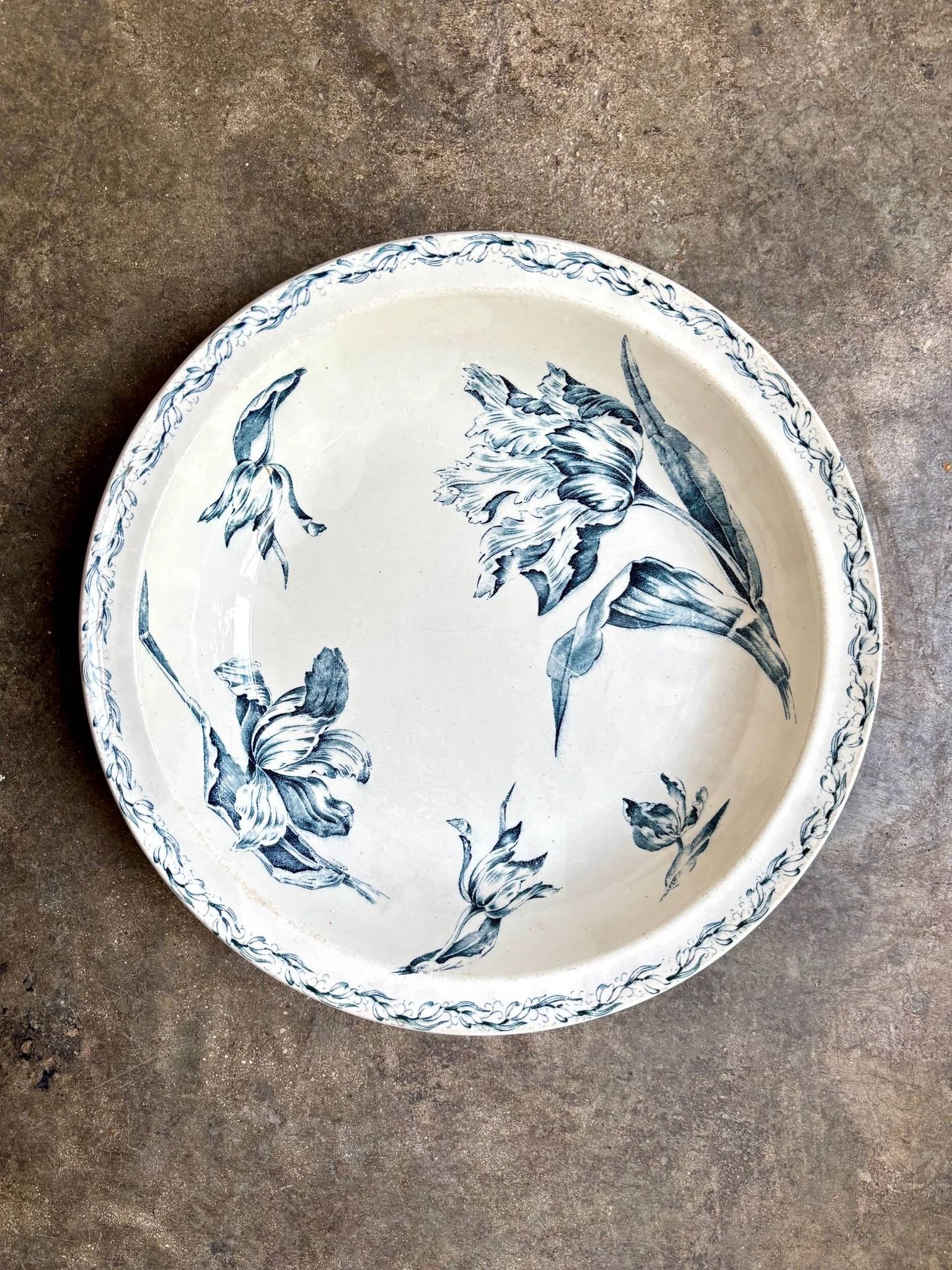 Shallow round plate Lunéville in blue ironstone, "Tulip" service.
