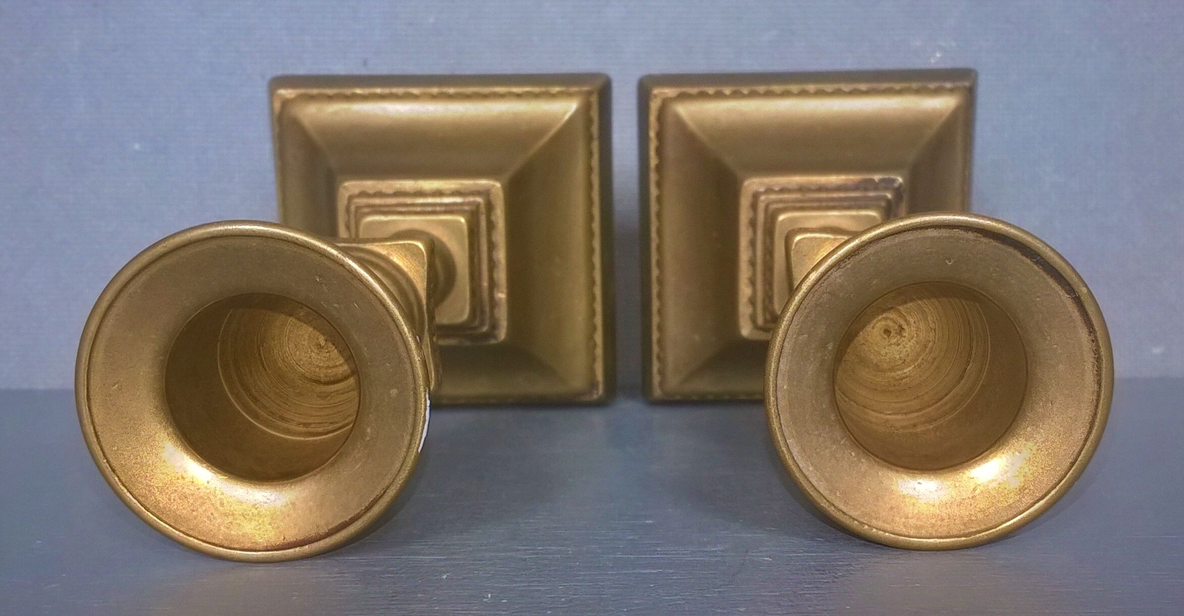 Pair of small vintage candlesticks in patinated brass Scandinavian style with square feet - 1970s