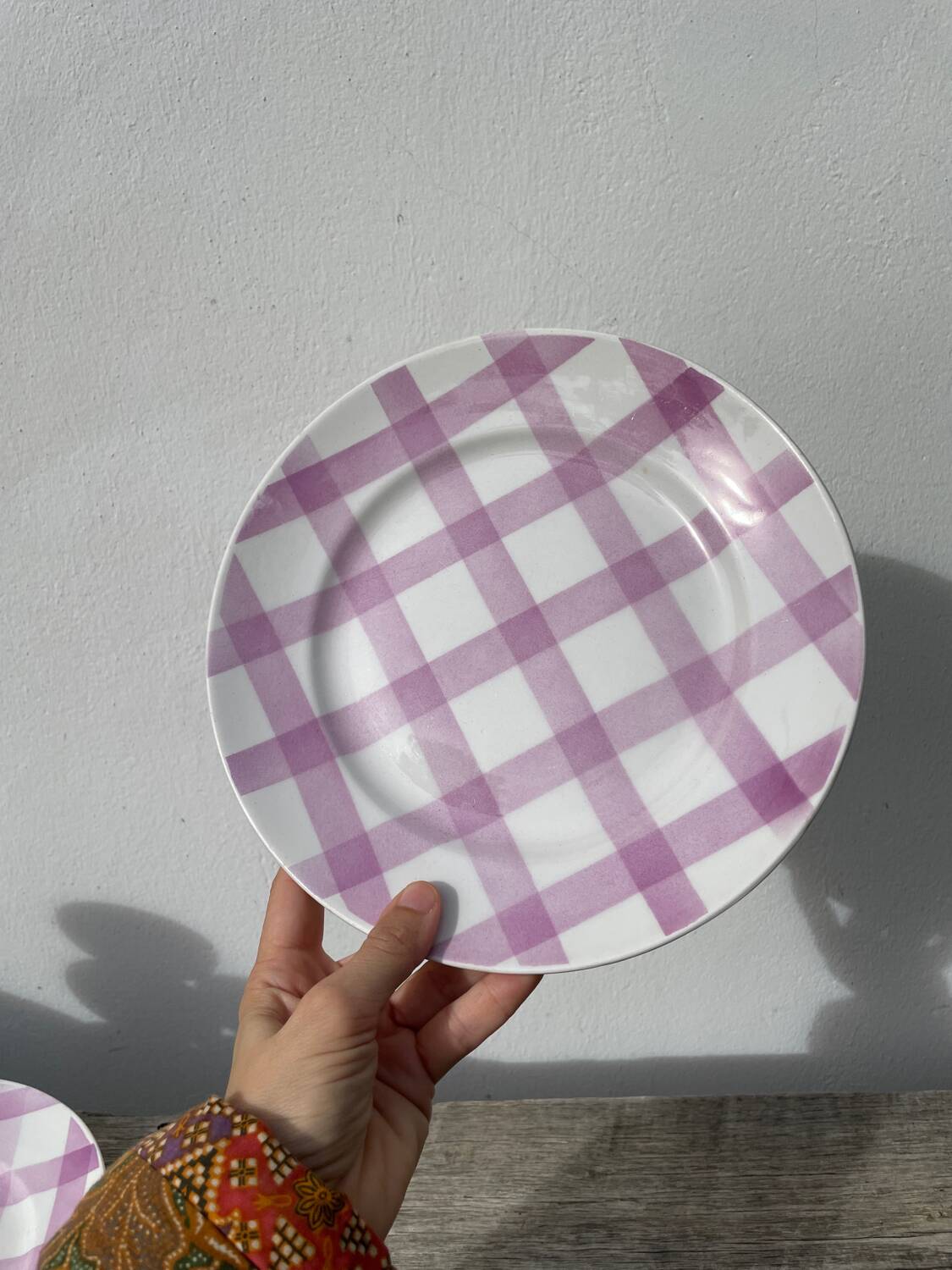 4 dinner plates, pink tablecloth, Moulin des Loups