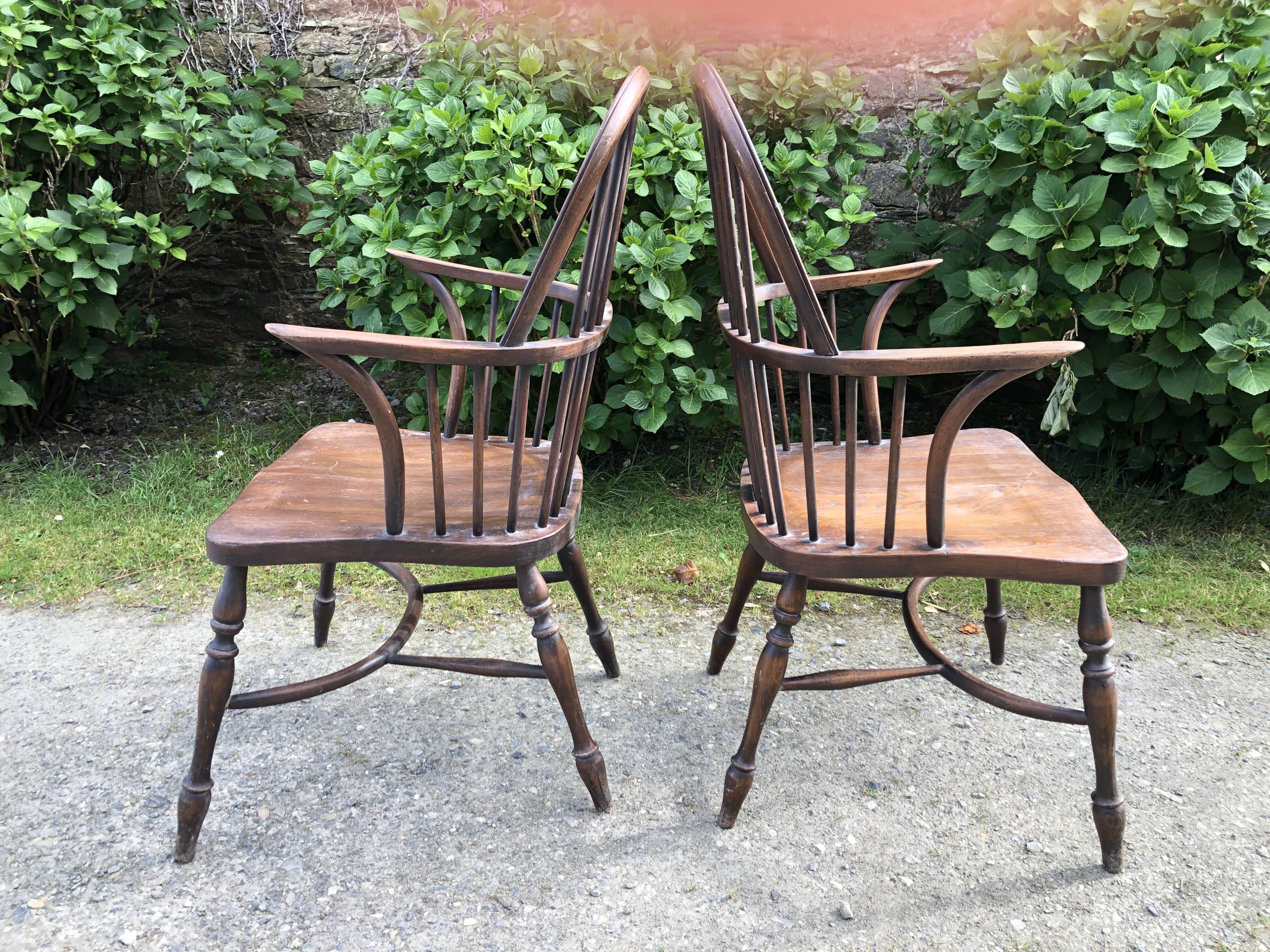 A pair of Windsor chairs in solid elm from the 1950s.