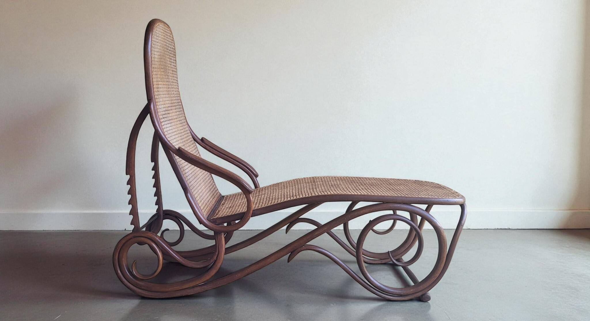 Thonet chaise longue No. 2 (No. 9702) 1900s