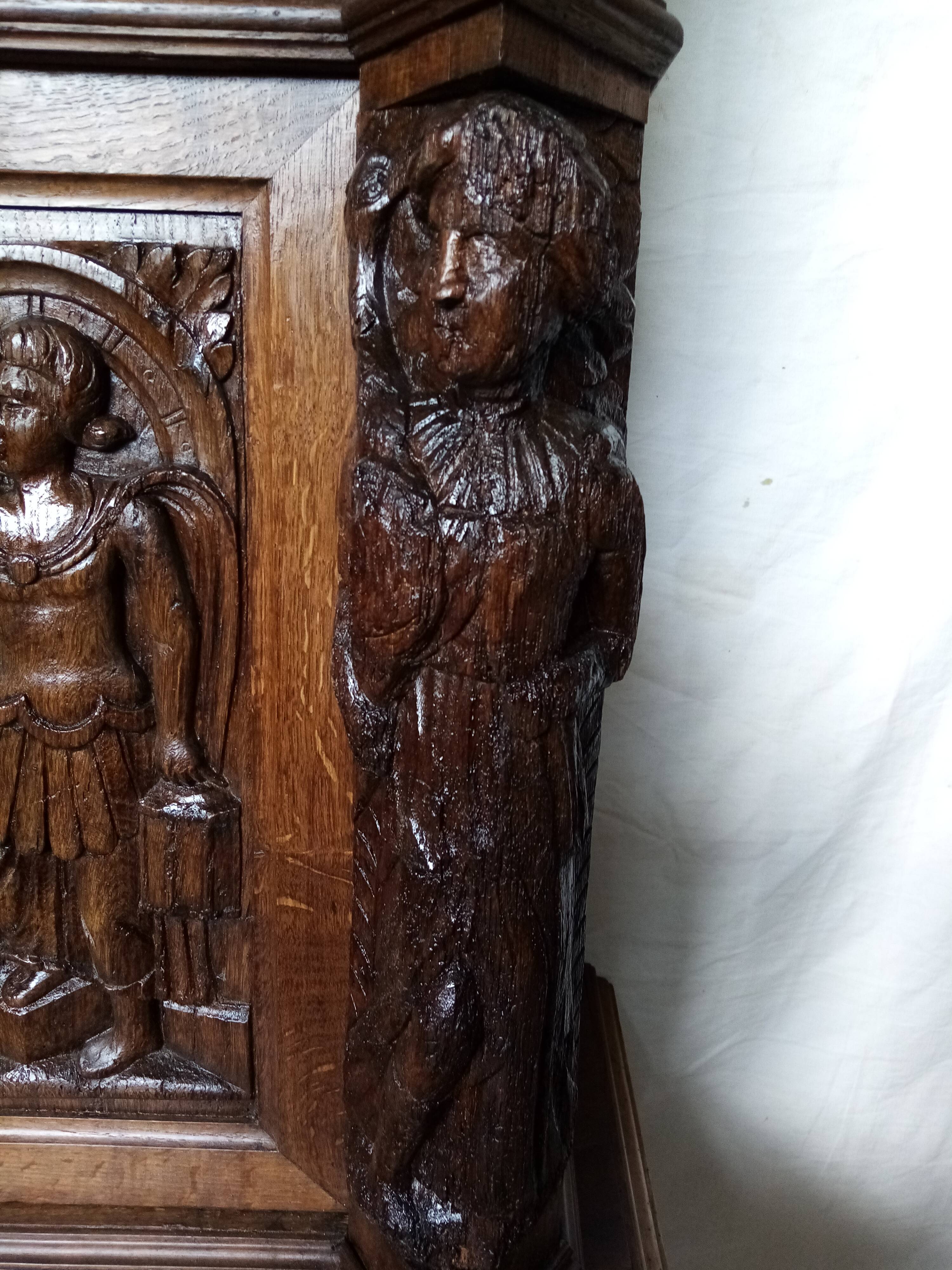 Buffet 2 corps sculpté du XVI ème siècle