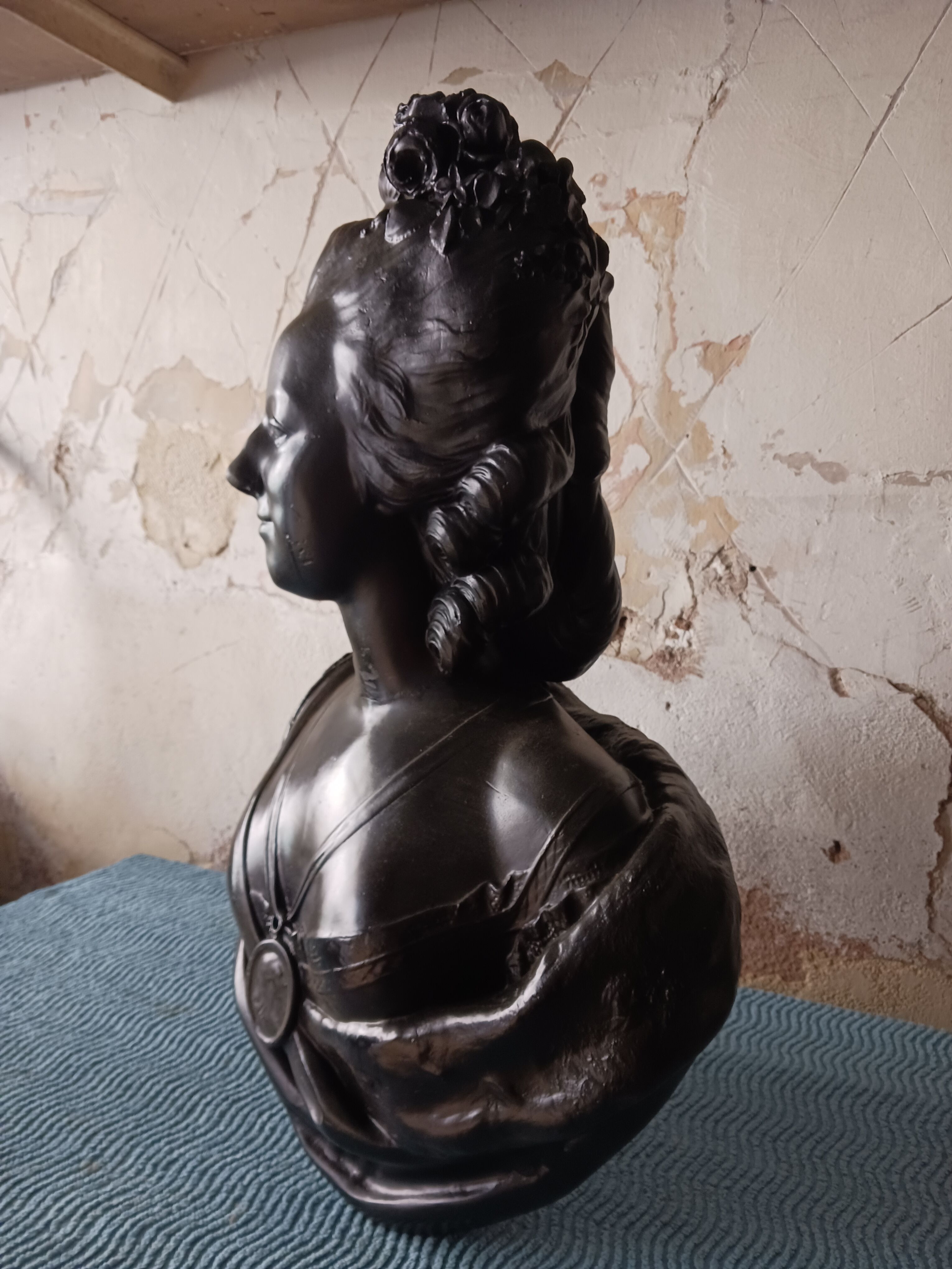Large bust in old plaster Marie-Antoinette patinated black.  Dimensions 75 cm/52 cm