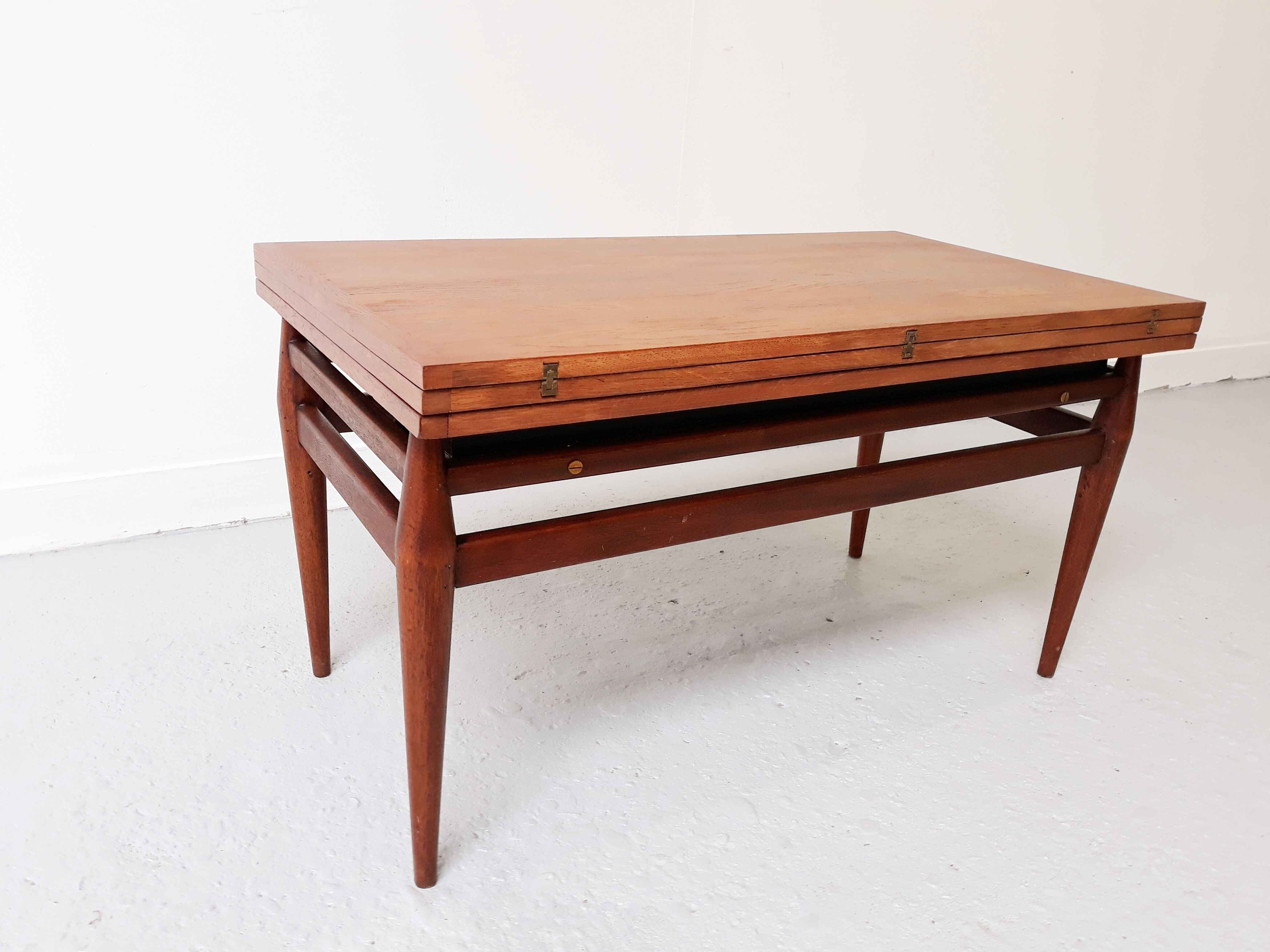 Flexible scandinavian vintage coffee table