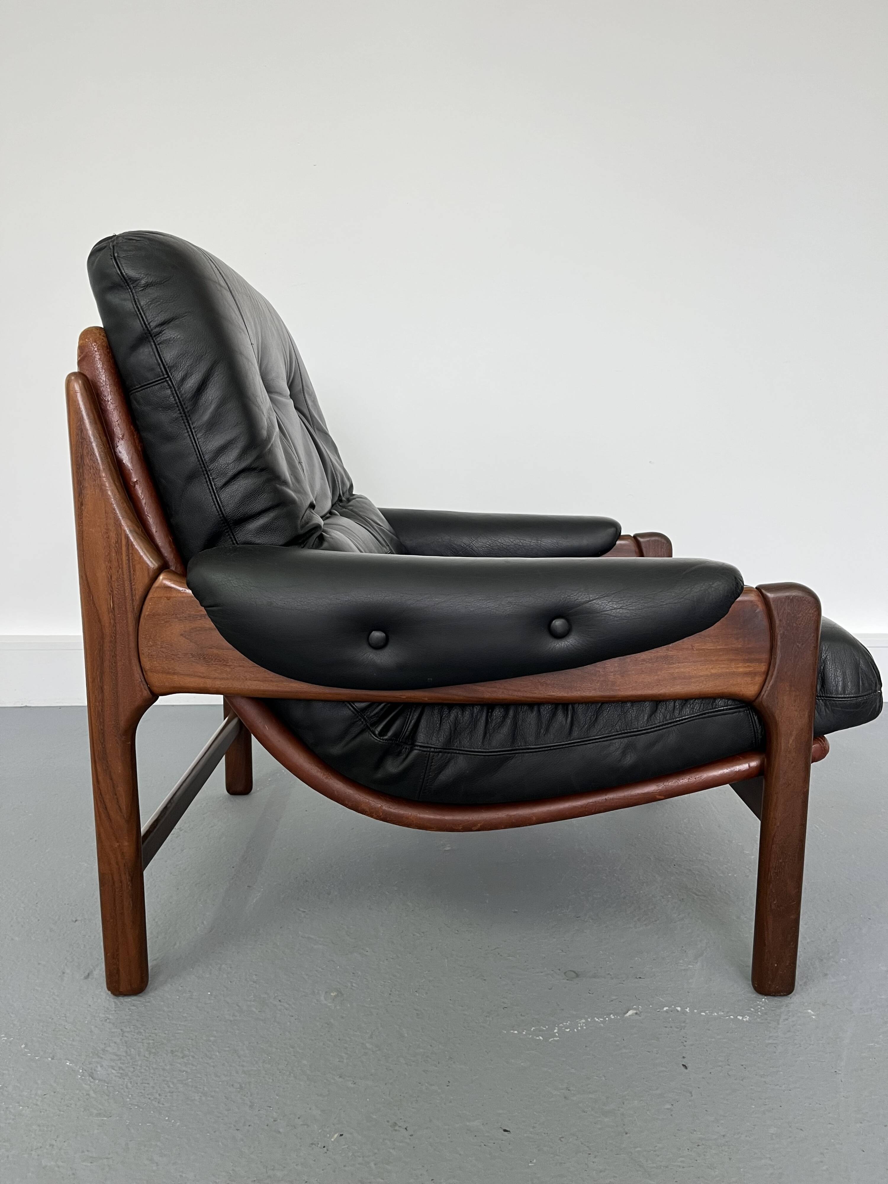 Fauteuil en teck et cuir années 1960