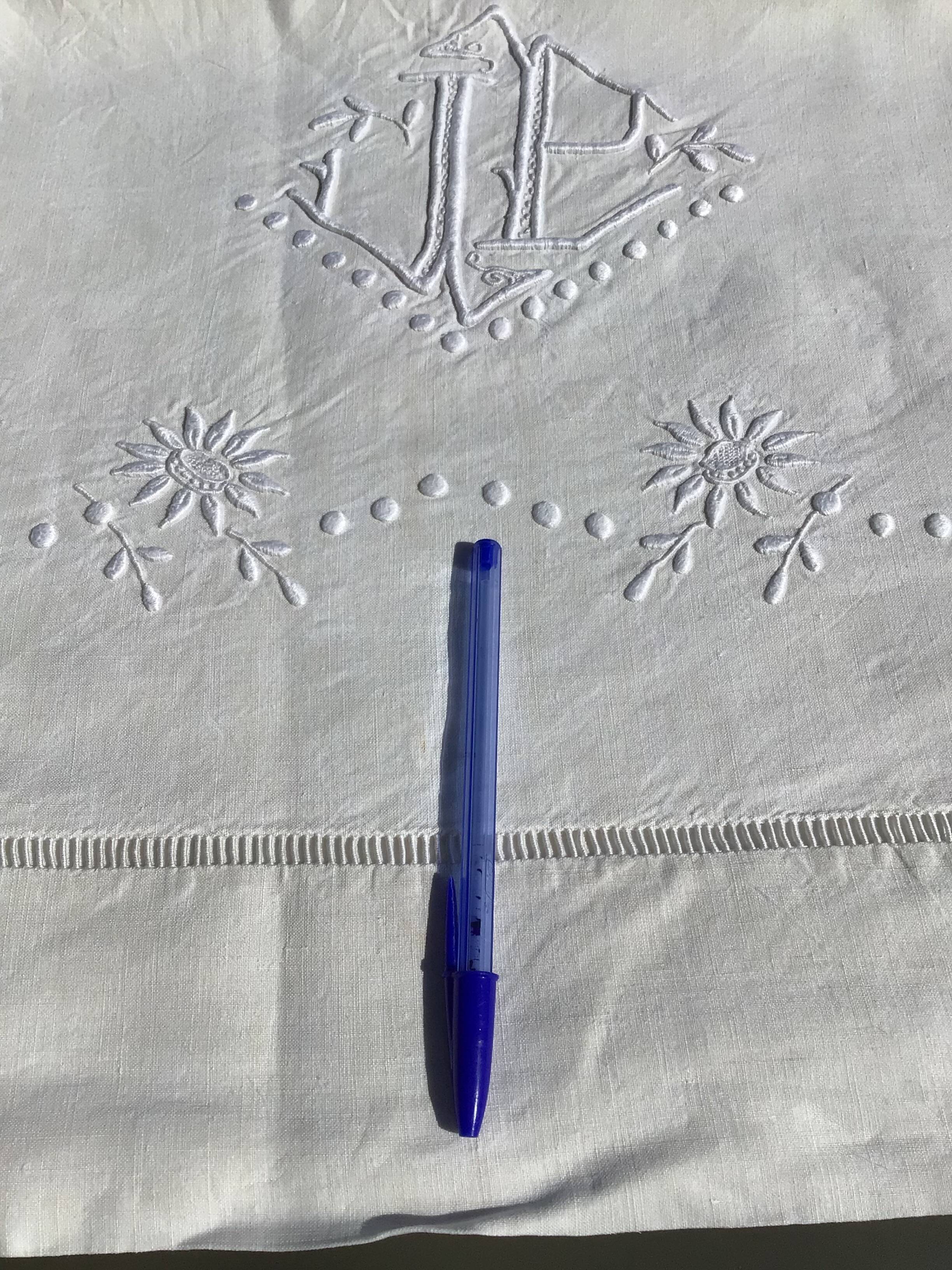 Drape 2 places JP sunflowers and pastilles.