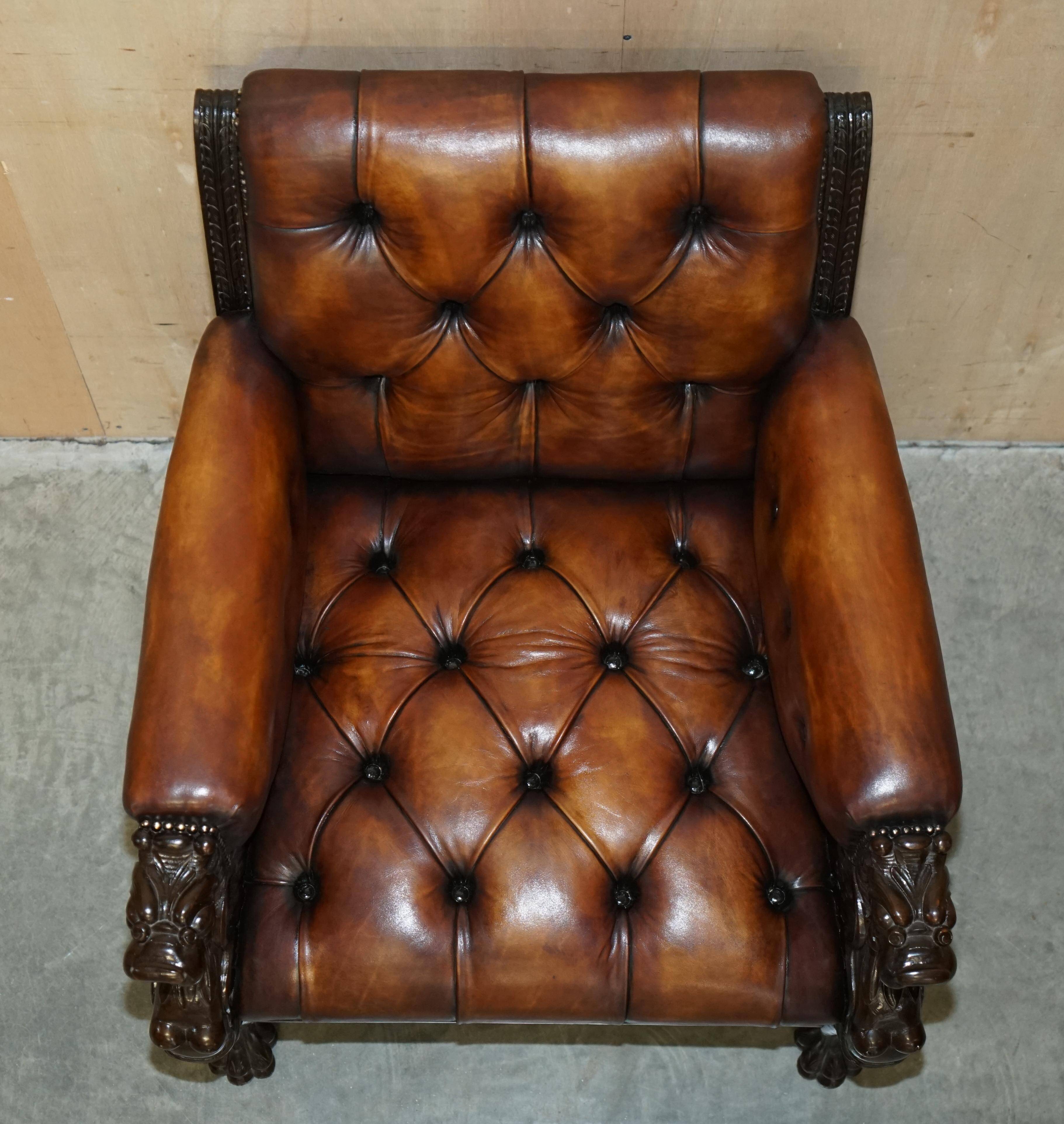 Ensemble Chesterfield cuir avec lion sculpté à la main restauré