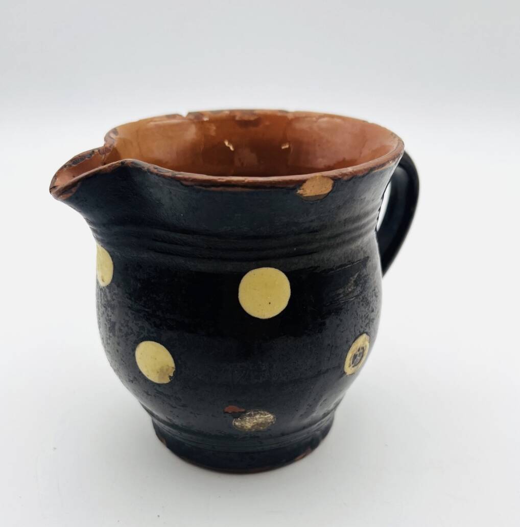 Petit pichet savoyard en terre cuite vernissée noir à pois - 637010