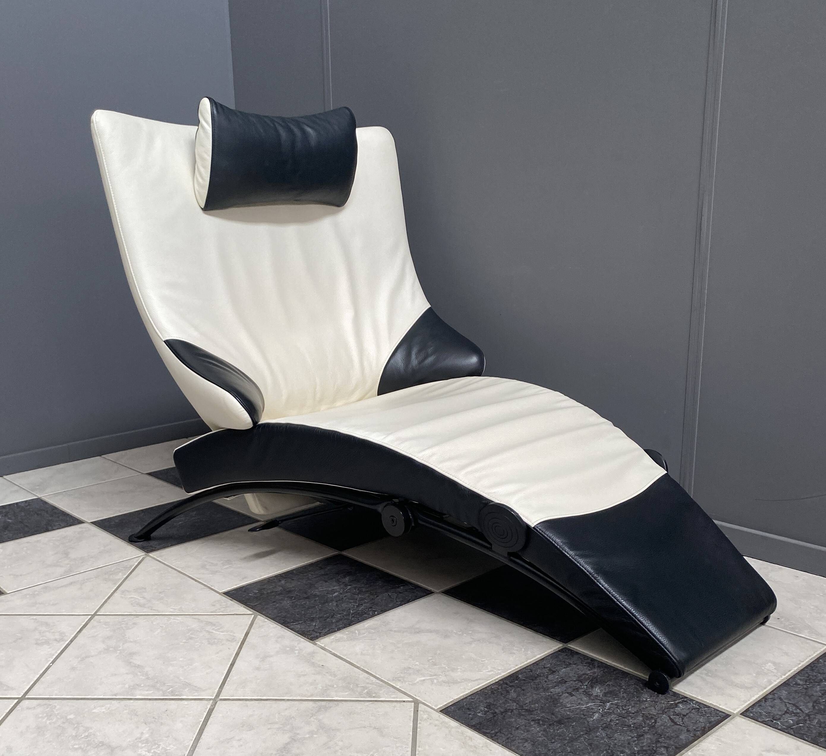 Black and white leather seat model Solo 699 design Stefan Heiliger, WK