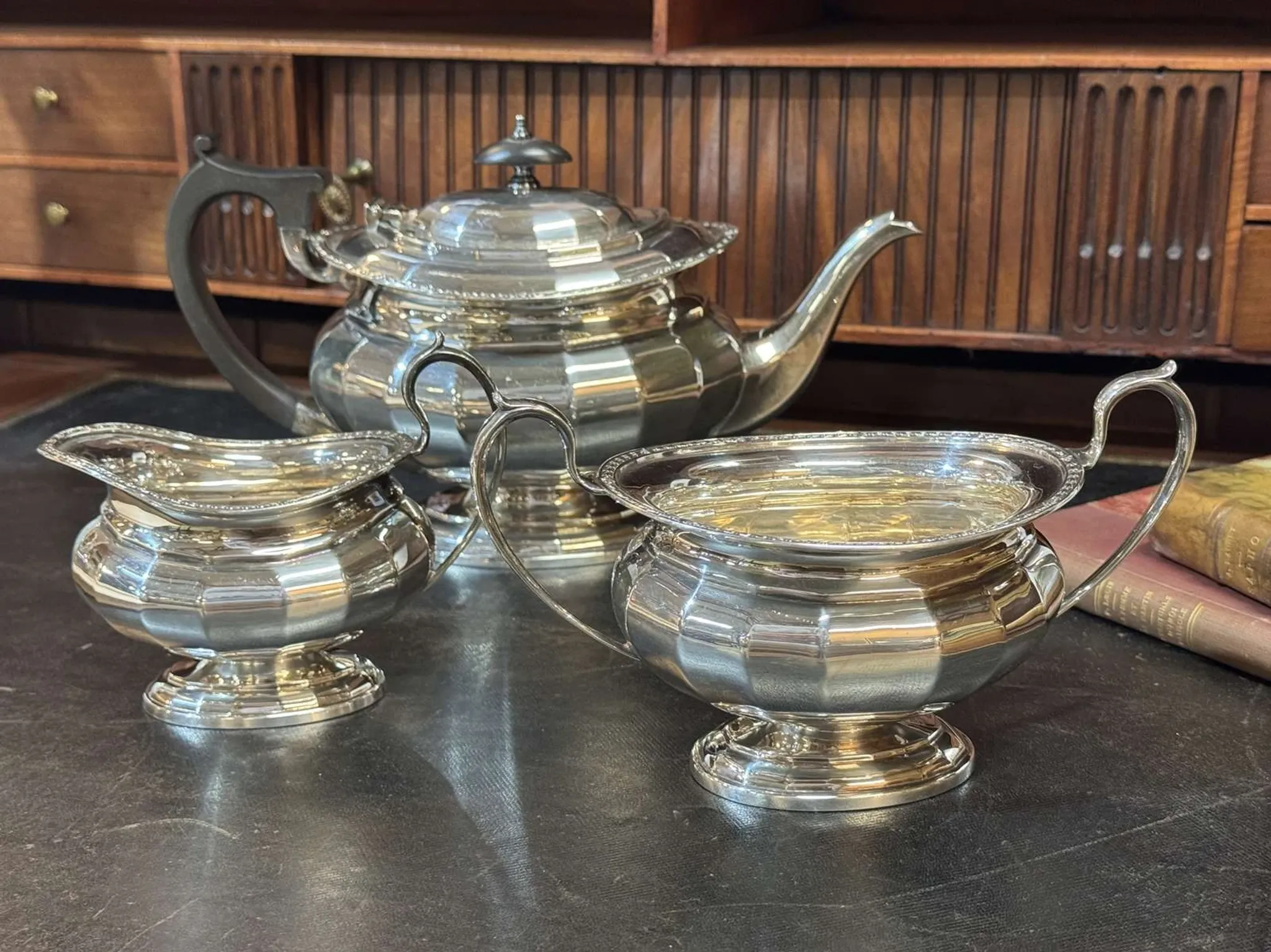 English tea/coffee service from the 1930s in silver-plated metal.