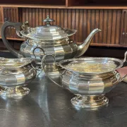 English tea/coffee service from the 1930s in silver-plated metal.