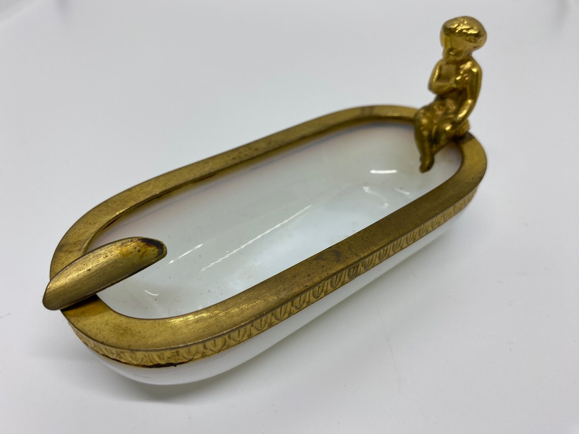 Ashtray in white milky opaline and gilded brass