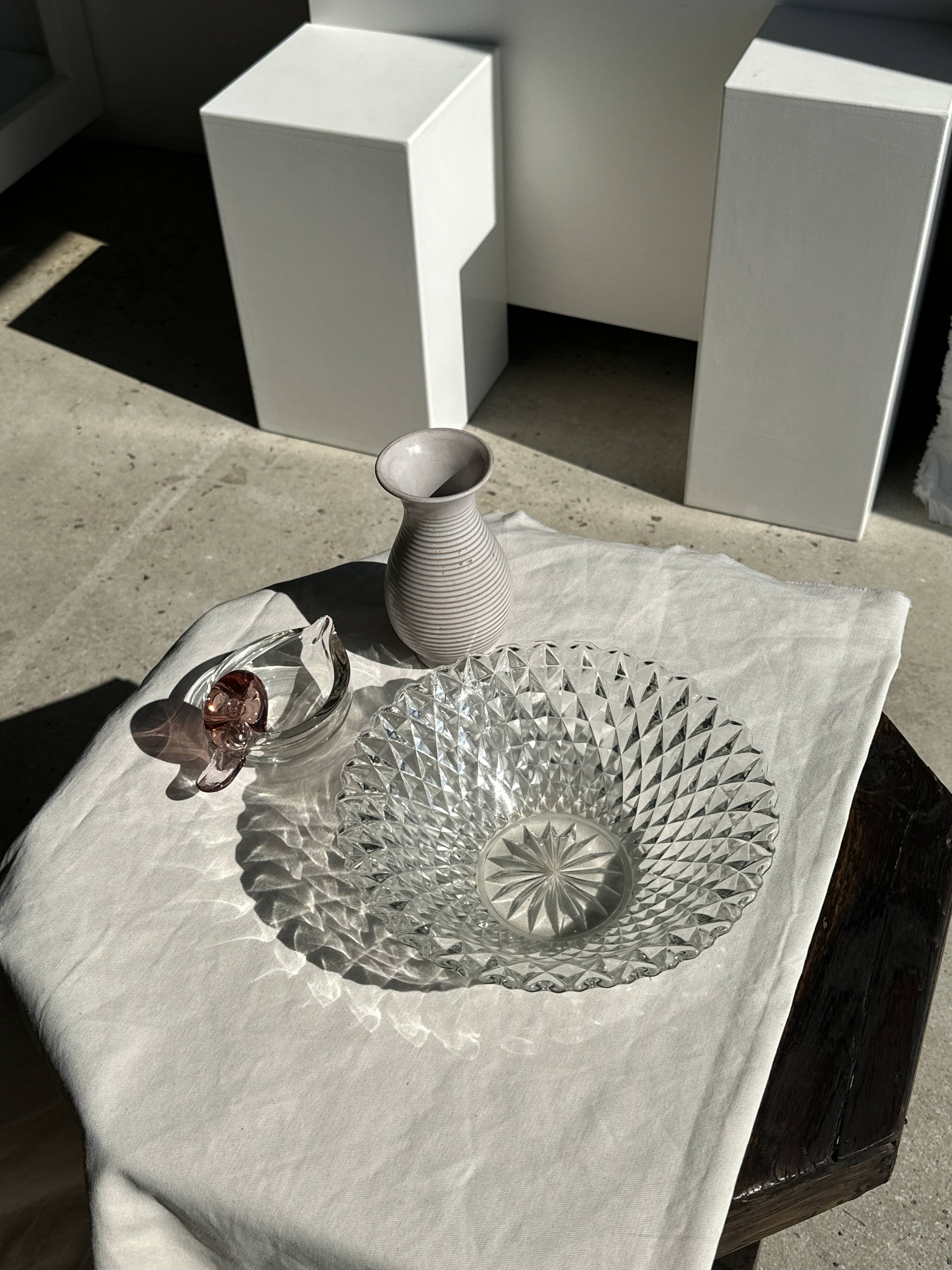 Large classic diamond-tipped glass salad bowl