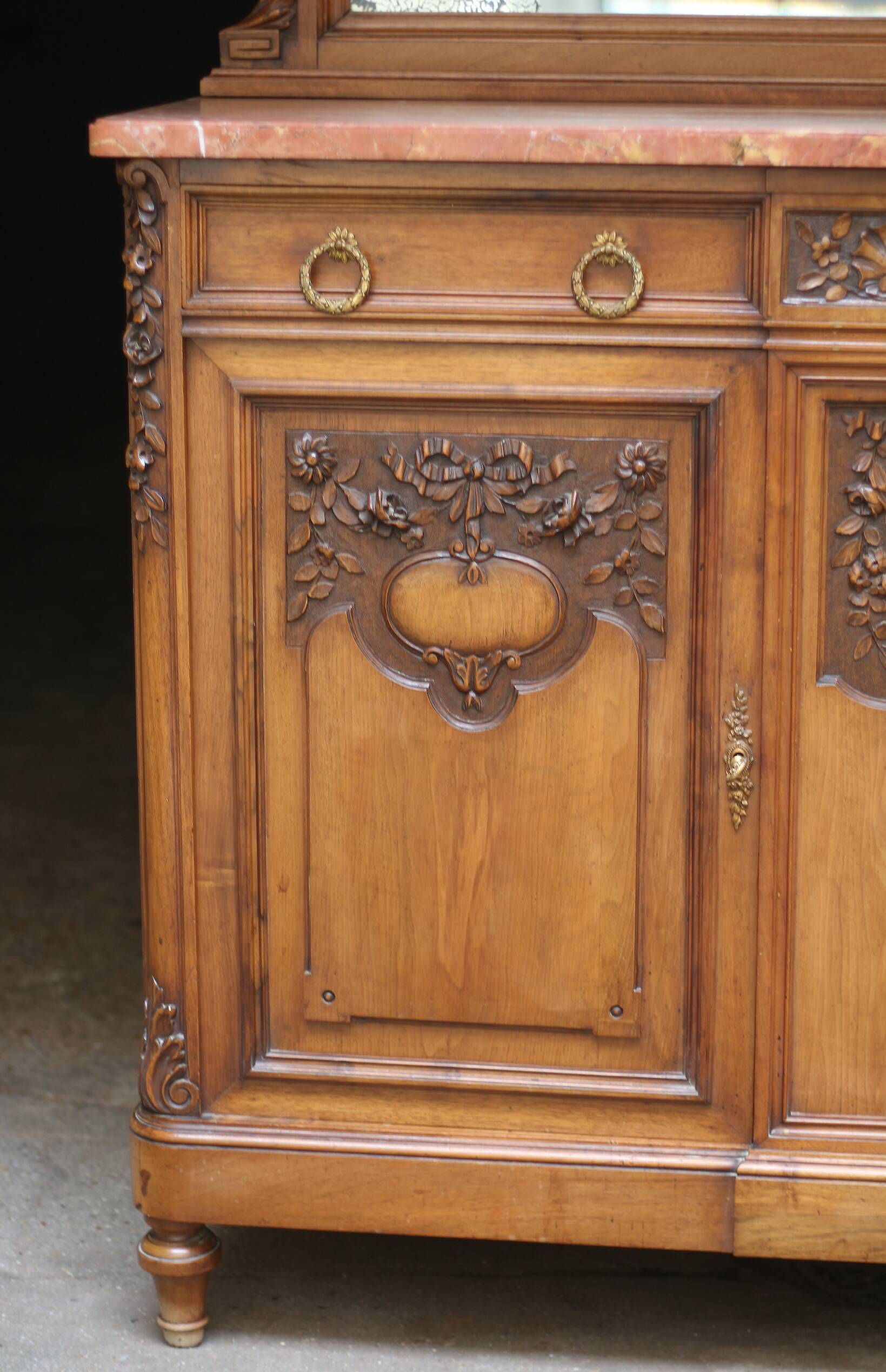 Buffet with mirror in solid walnut. Late 19th century, beautiful piece.