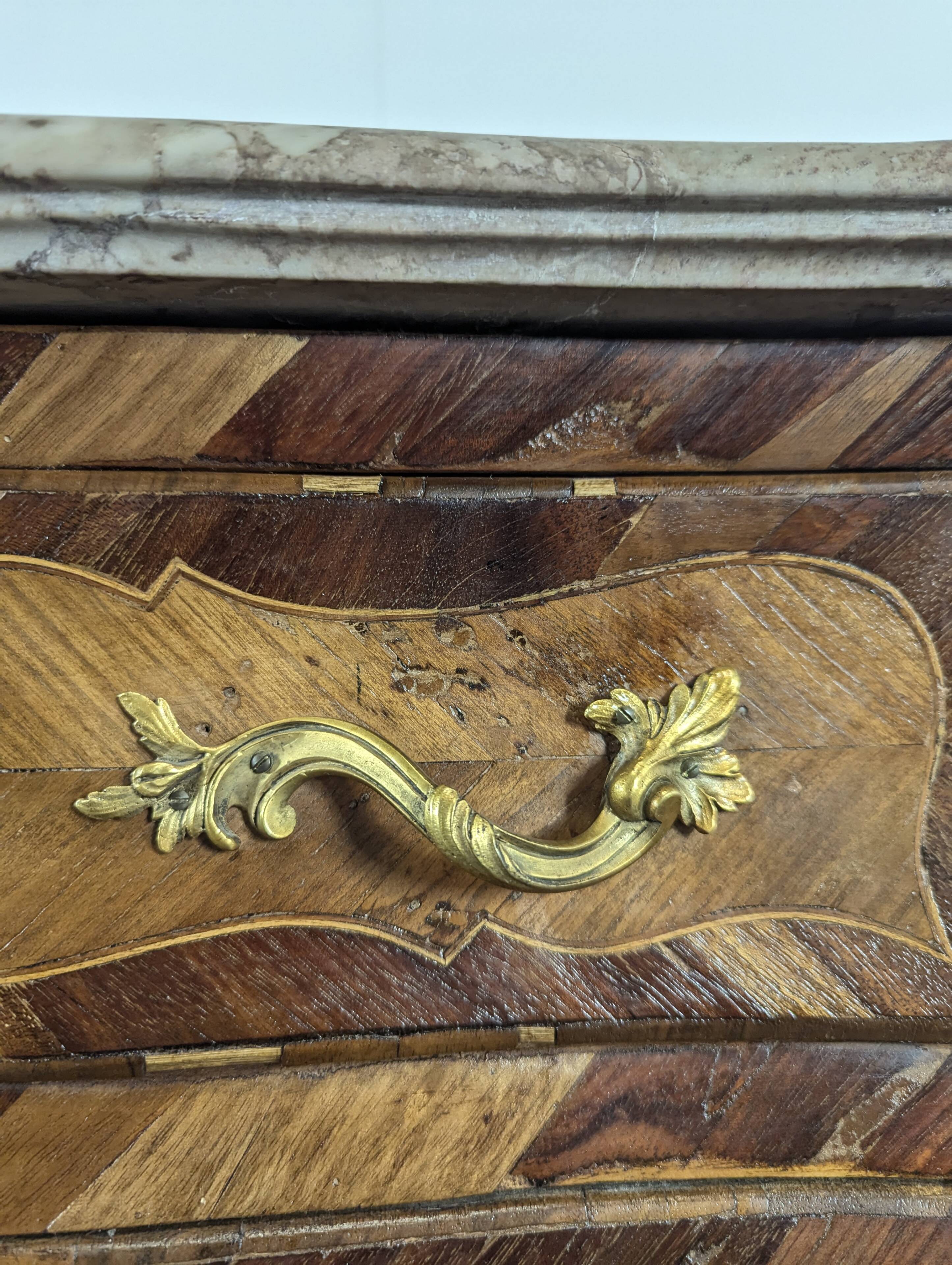 Louis XV period chest of drawers in rosewood marquetry