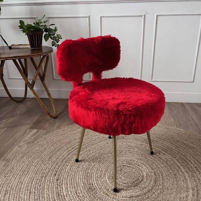 Chaise fourrure rouge vintage