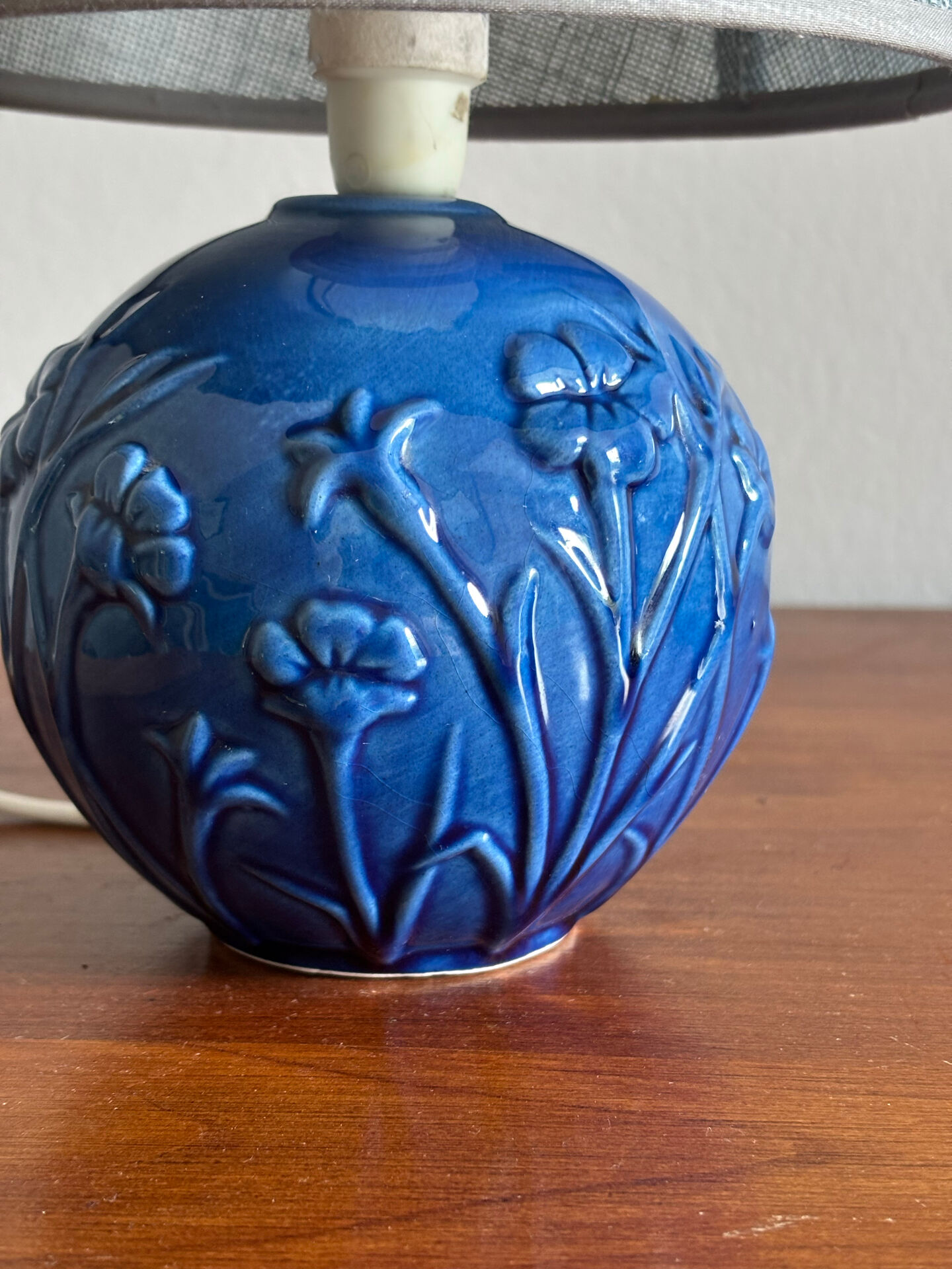 Lampe boule à décor de fleurs