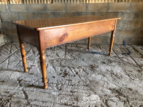 Table / bureau de style Louis Philippe à 3 tiroirs en cerisier massif et piétement tourné