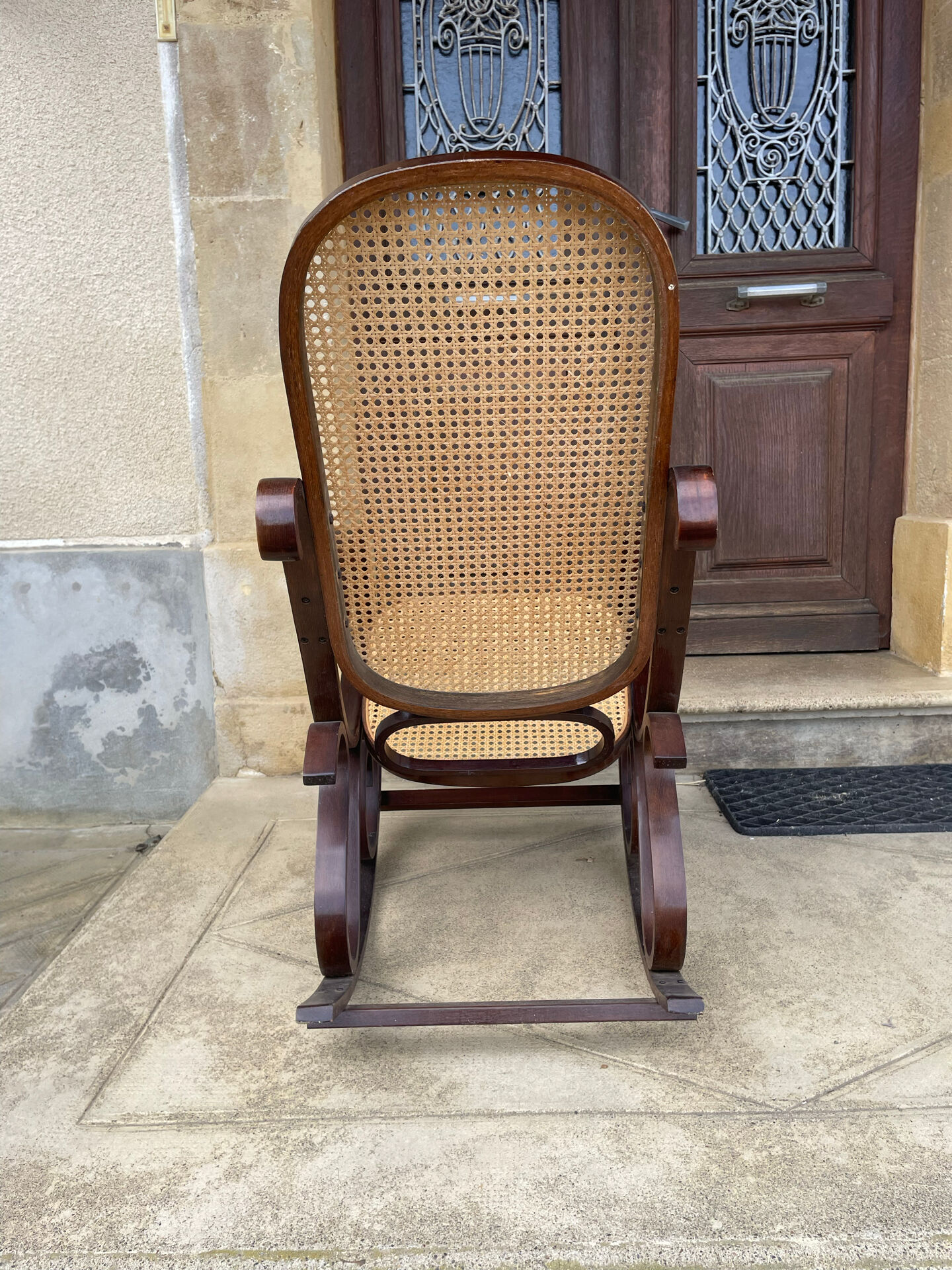 Rocking-chair en bois courbé et cannage
