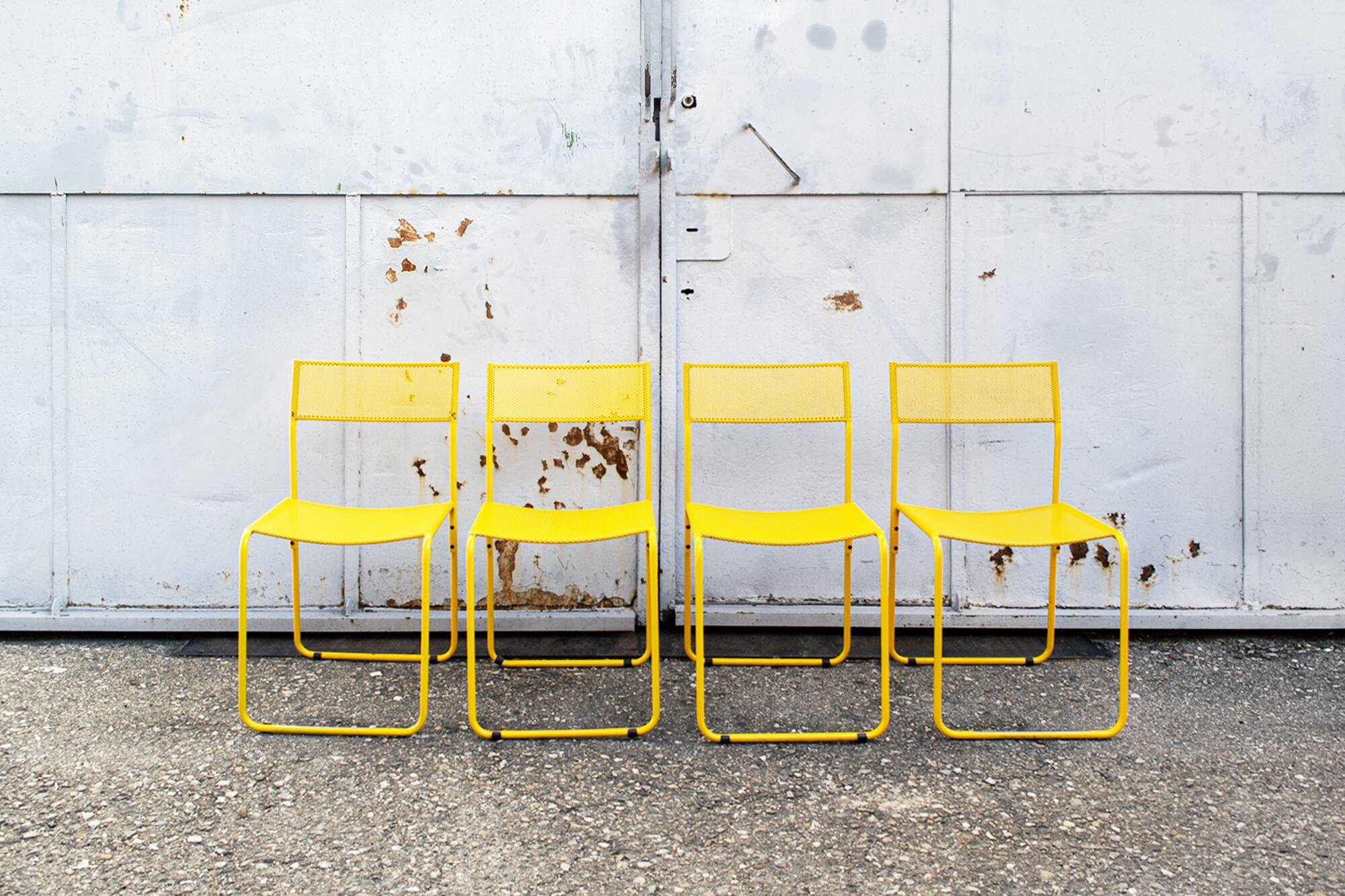 Chaises italiennes jaunes en métal perforé par Flyline, années 1970, lot de 4