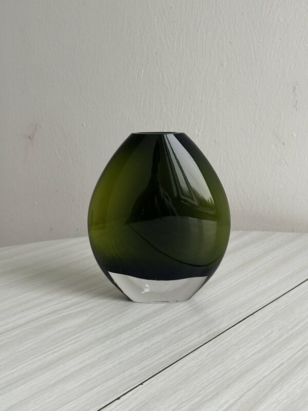 Vase en verre vert soufflé