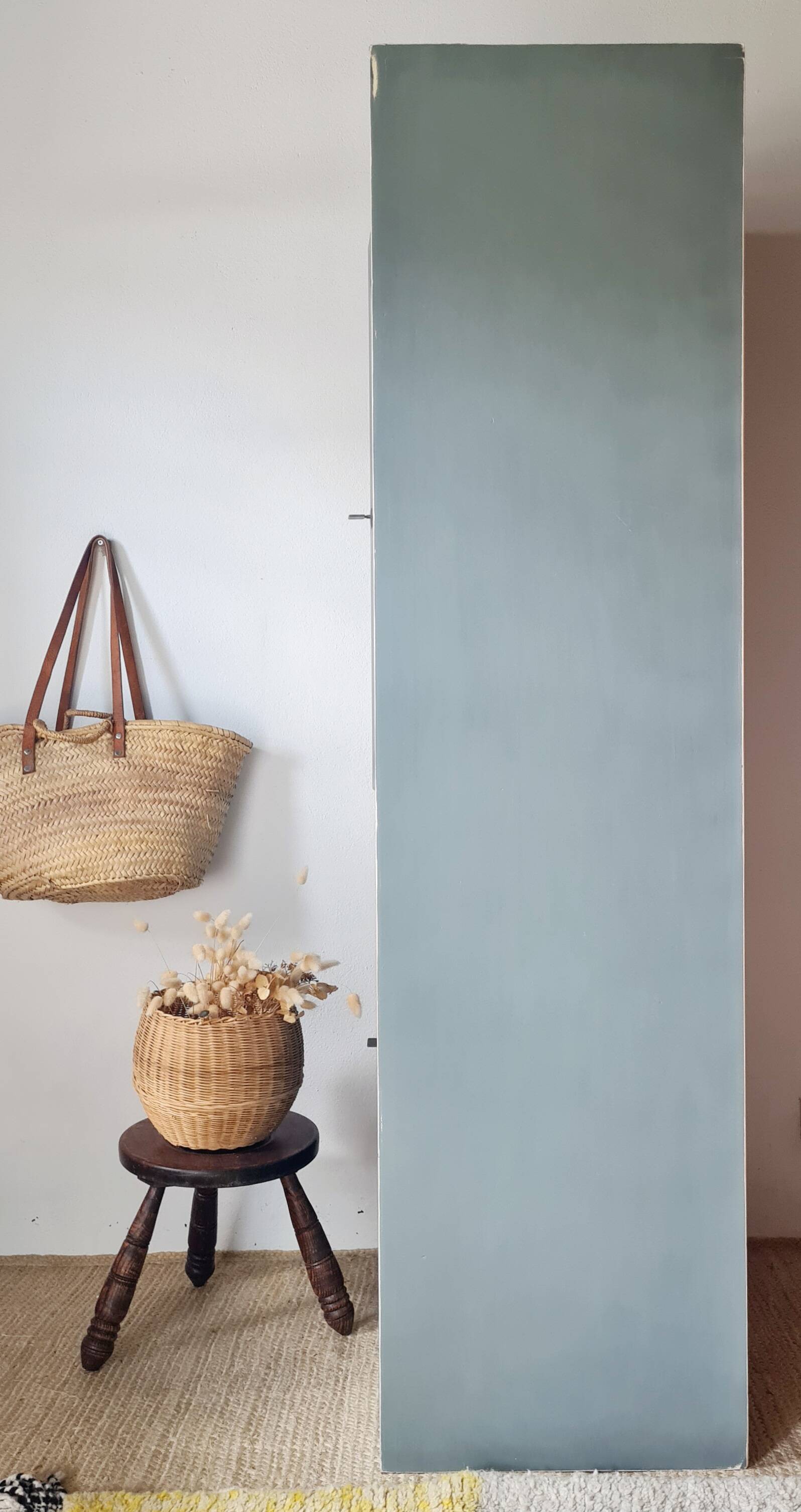 Armoire type parisienne haute étroite – Bleu Paon & Intérieur crème