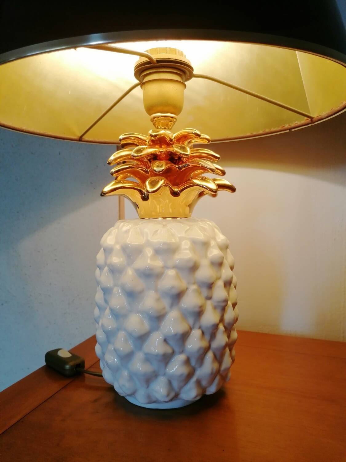 Vintage white and gold ceramic pineapple lamp