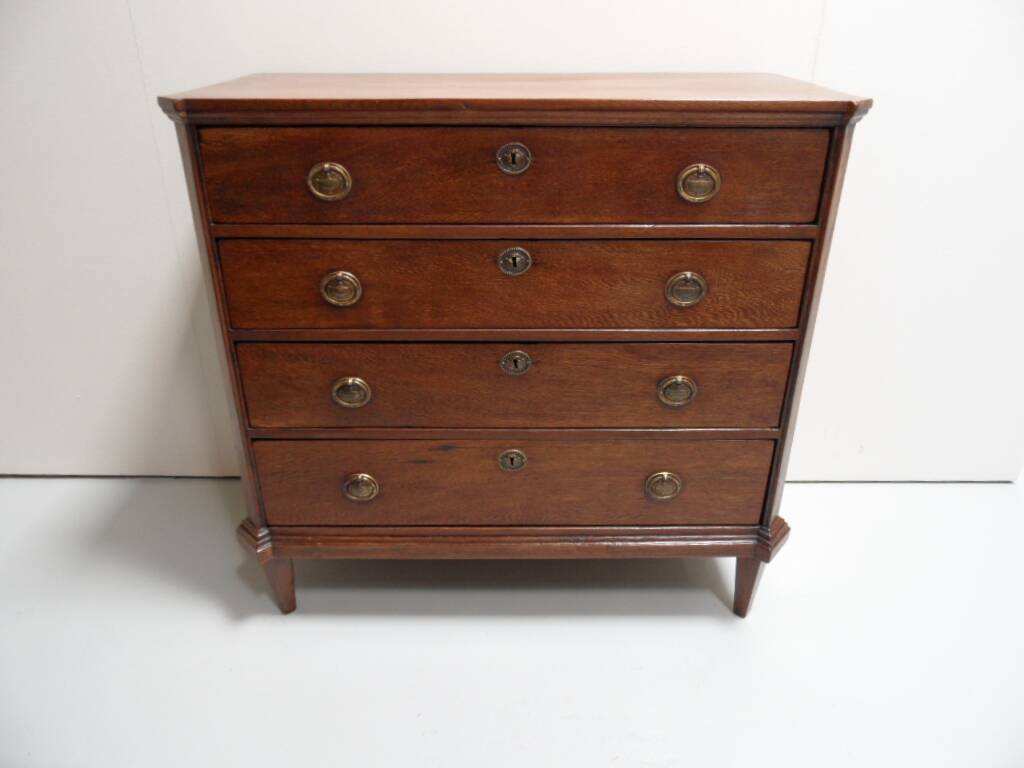 Antique oak chest of drawers