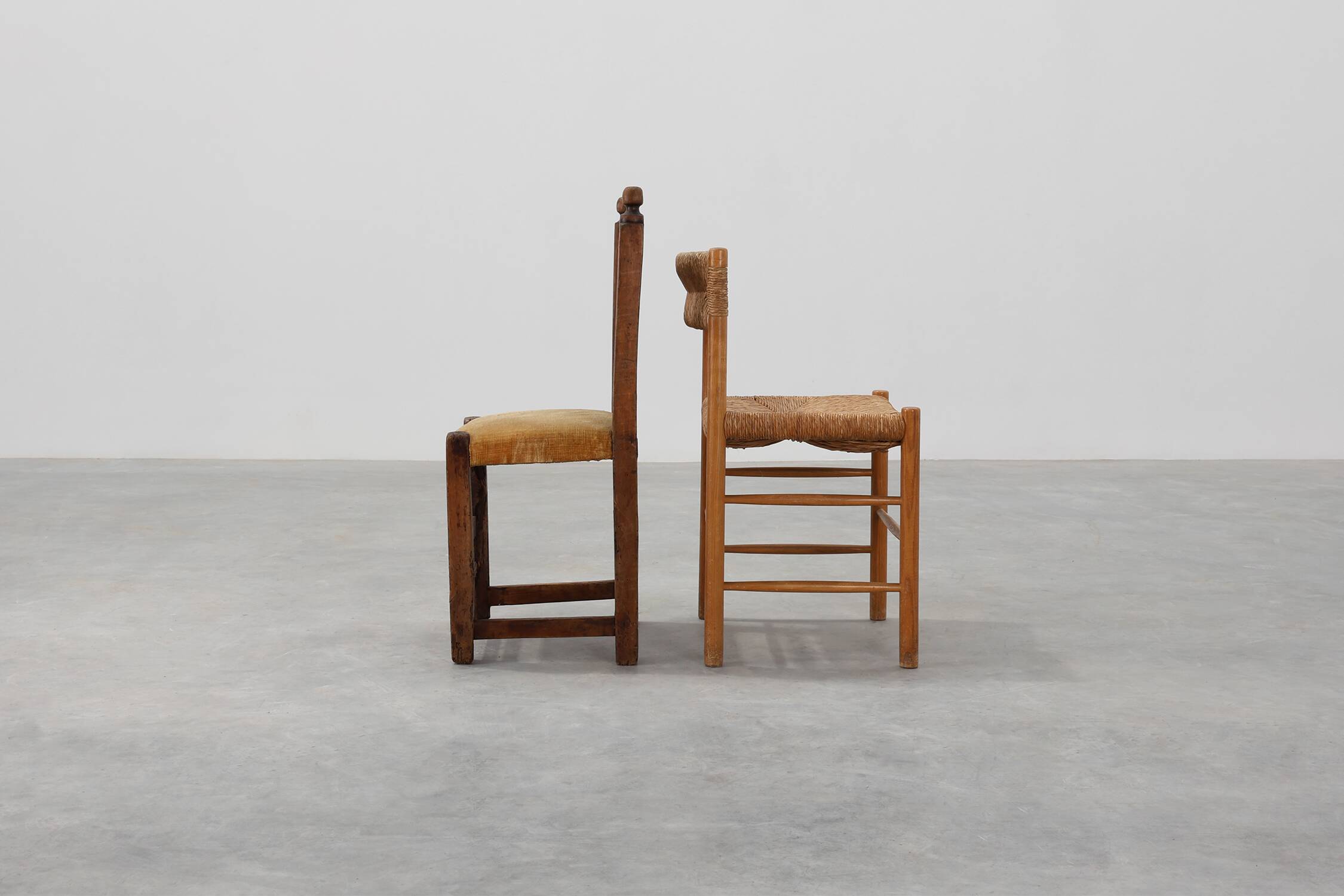 Chaise d'appoint espagnole en chêne sculpté et assise en velours, XIXe siècle