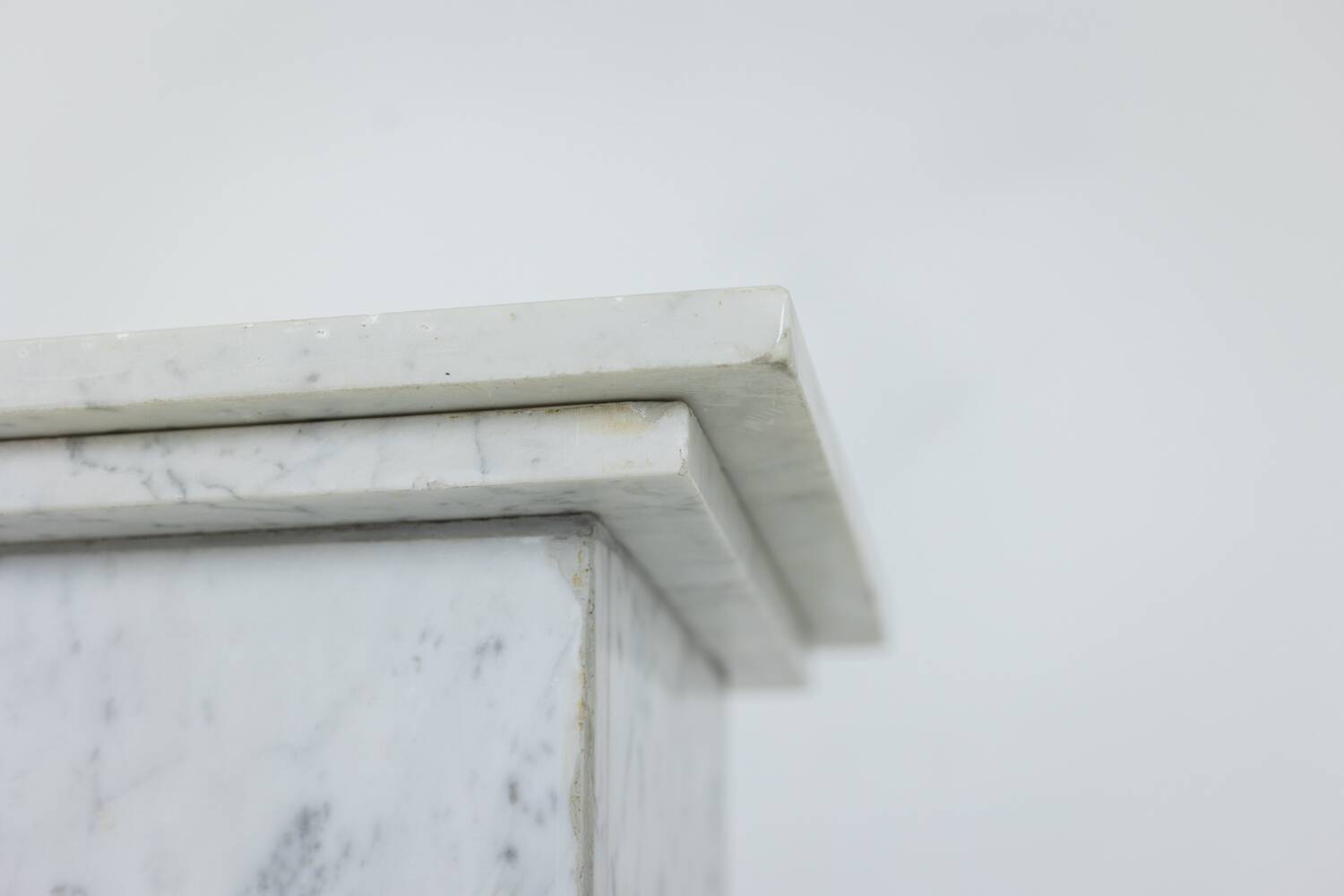 Pair of Art Deco style columns, in white marble, 20th century