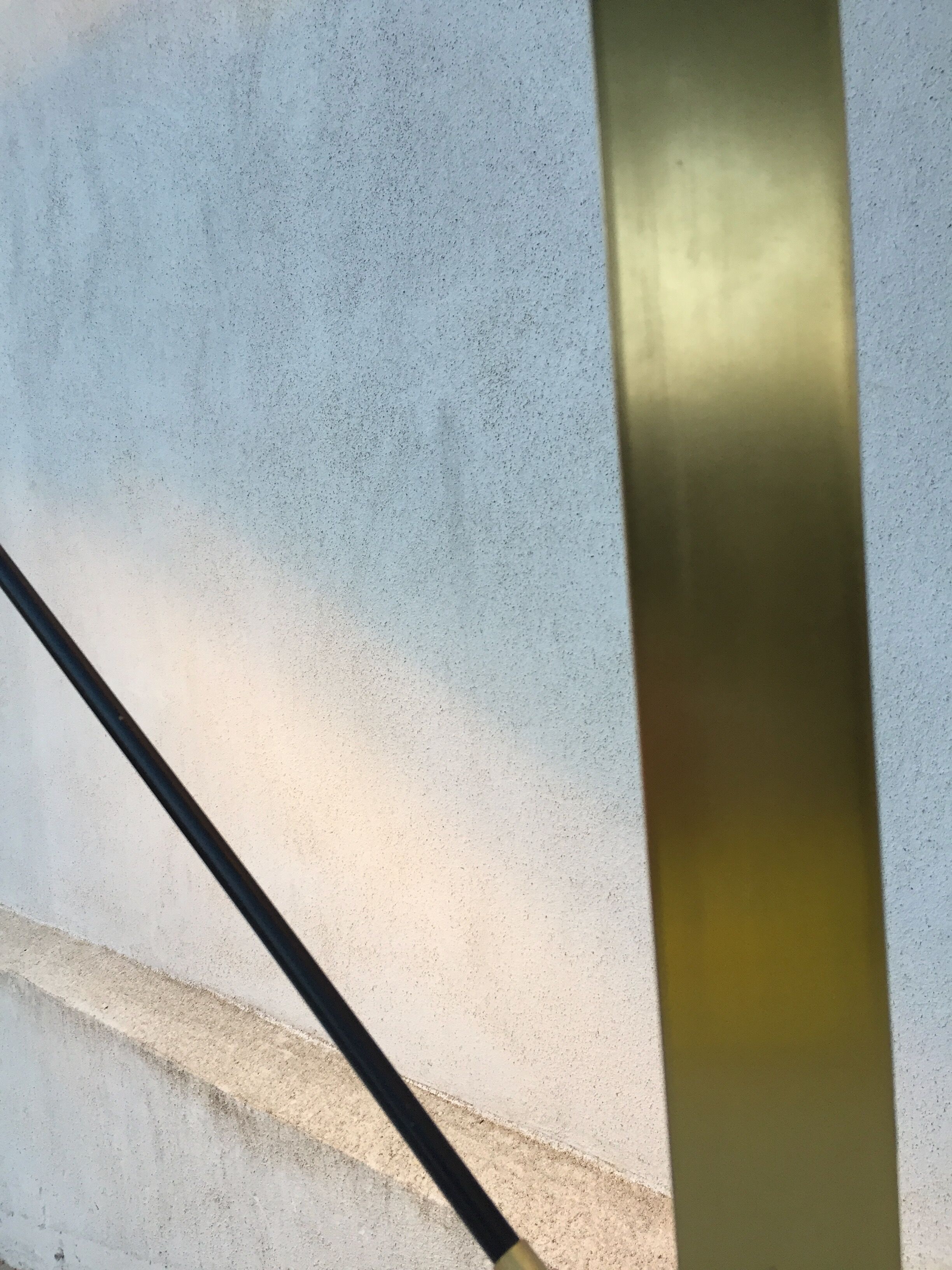 Hallogenous floor lamp with articulated arm