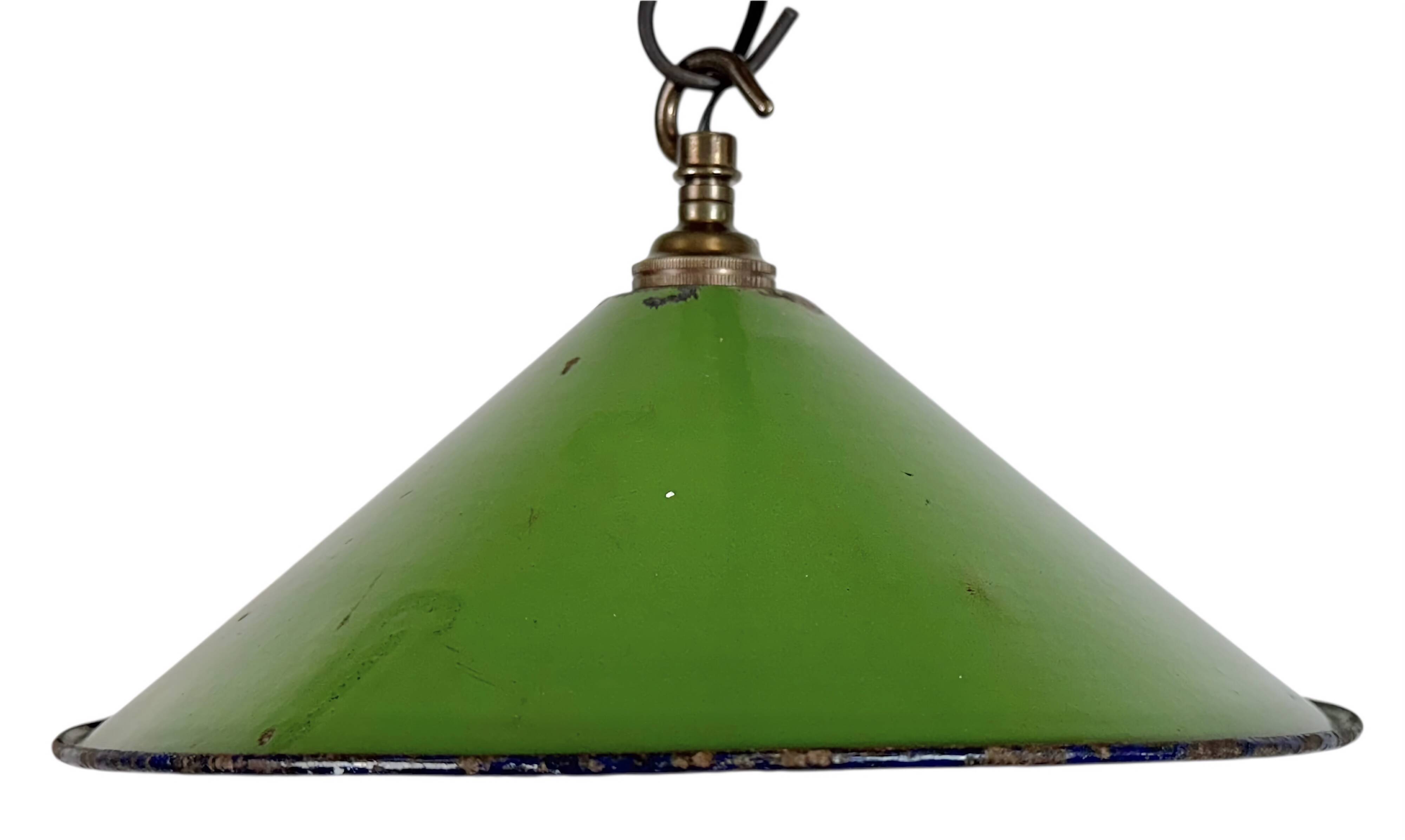 Suspension industrielle britannique en émail vert, années 1950