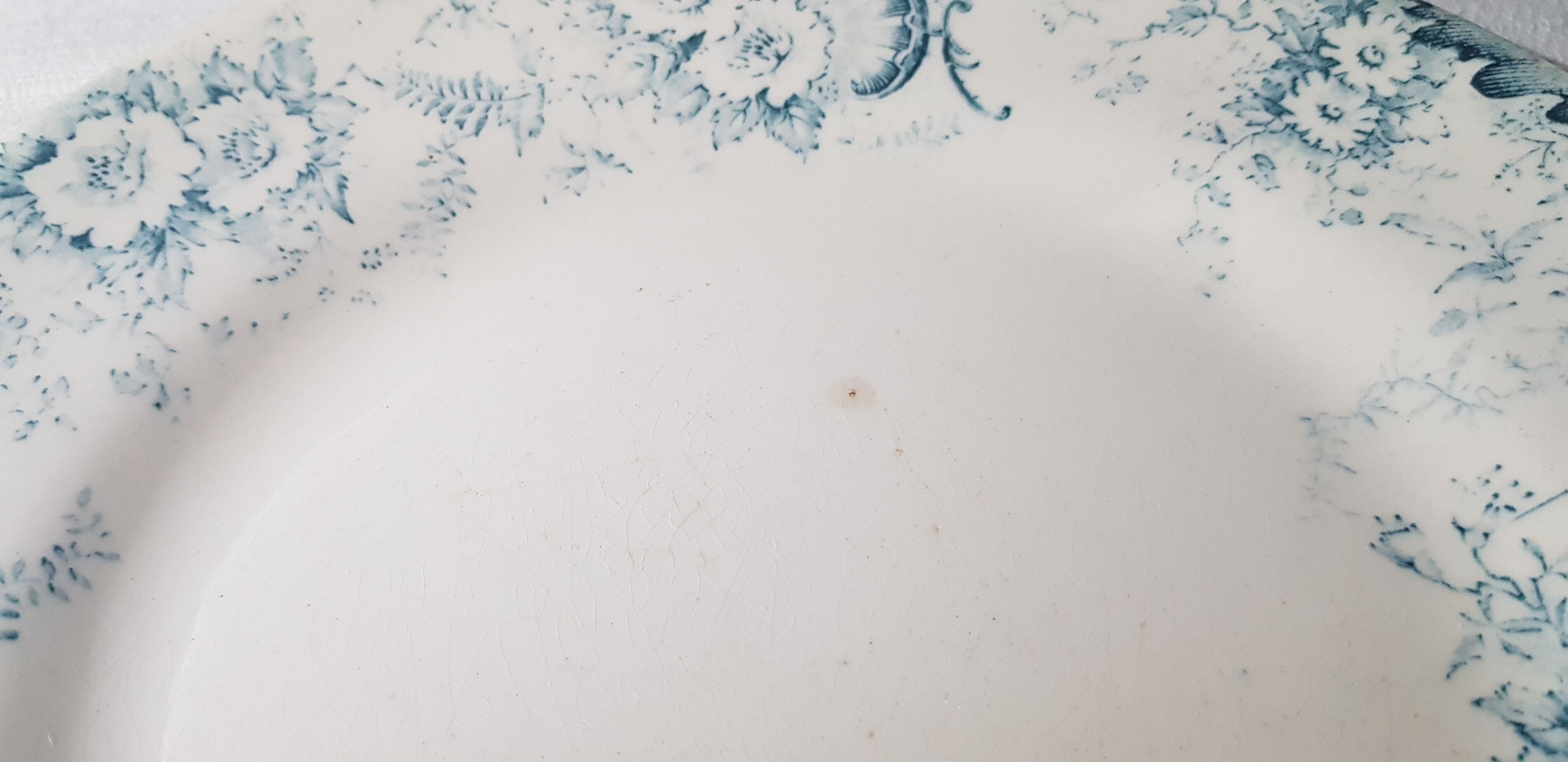 Set of 4 mismatched flat plates from different earthenware, iron earth