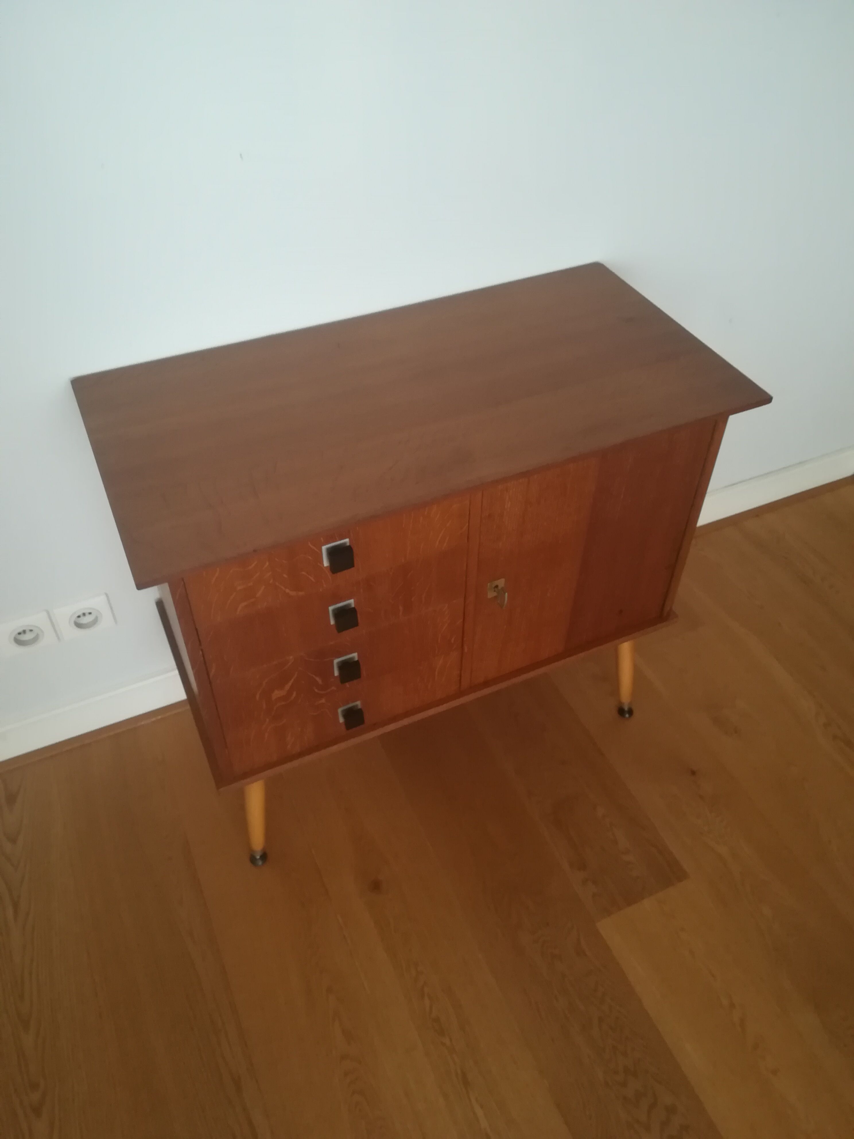 Sideboard / chest of drawers