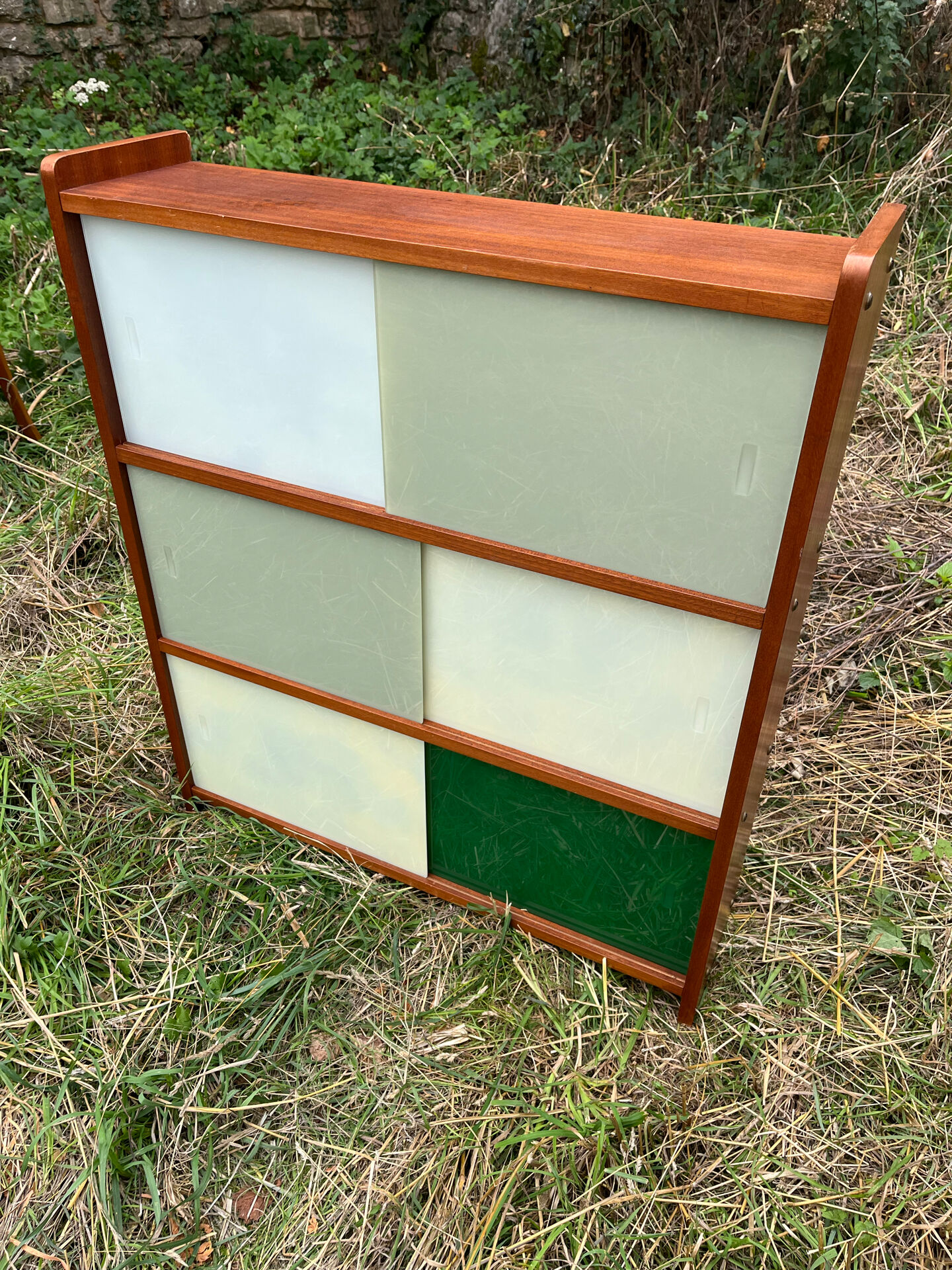 Vintage 1960s display shelf with sliding glass doors.